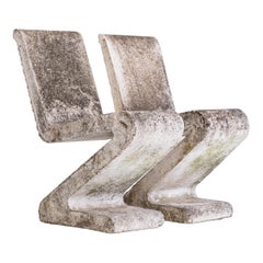 Paire de chaises brutalistes en béton en forme de zigzag:: France:: ca. 1970