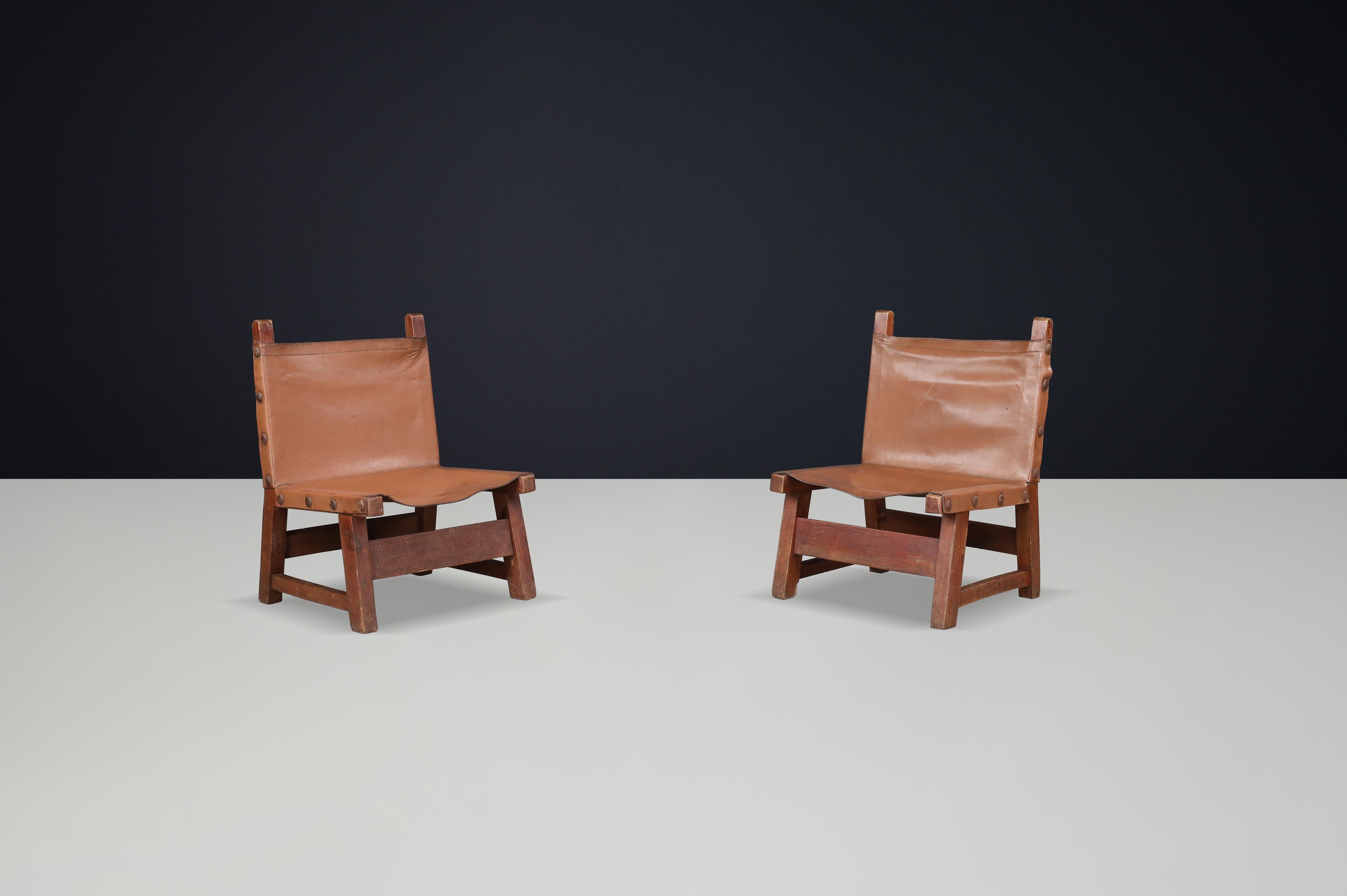 Fauteuils brutalistes en cuir patiné et Wood Wood, Espagne, années 1950

Une paire étonnante de fauteuils du milieu du 20e siècle, fabriqués en Espagne dans les années 1950. Ces chaises de salon brutalistes sont dotées d'un cadre en bois massif à la