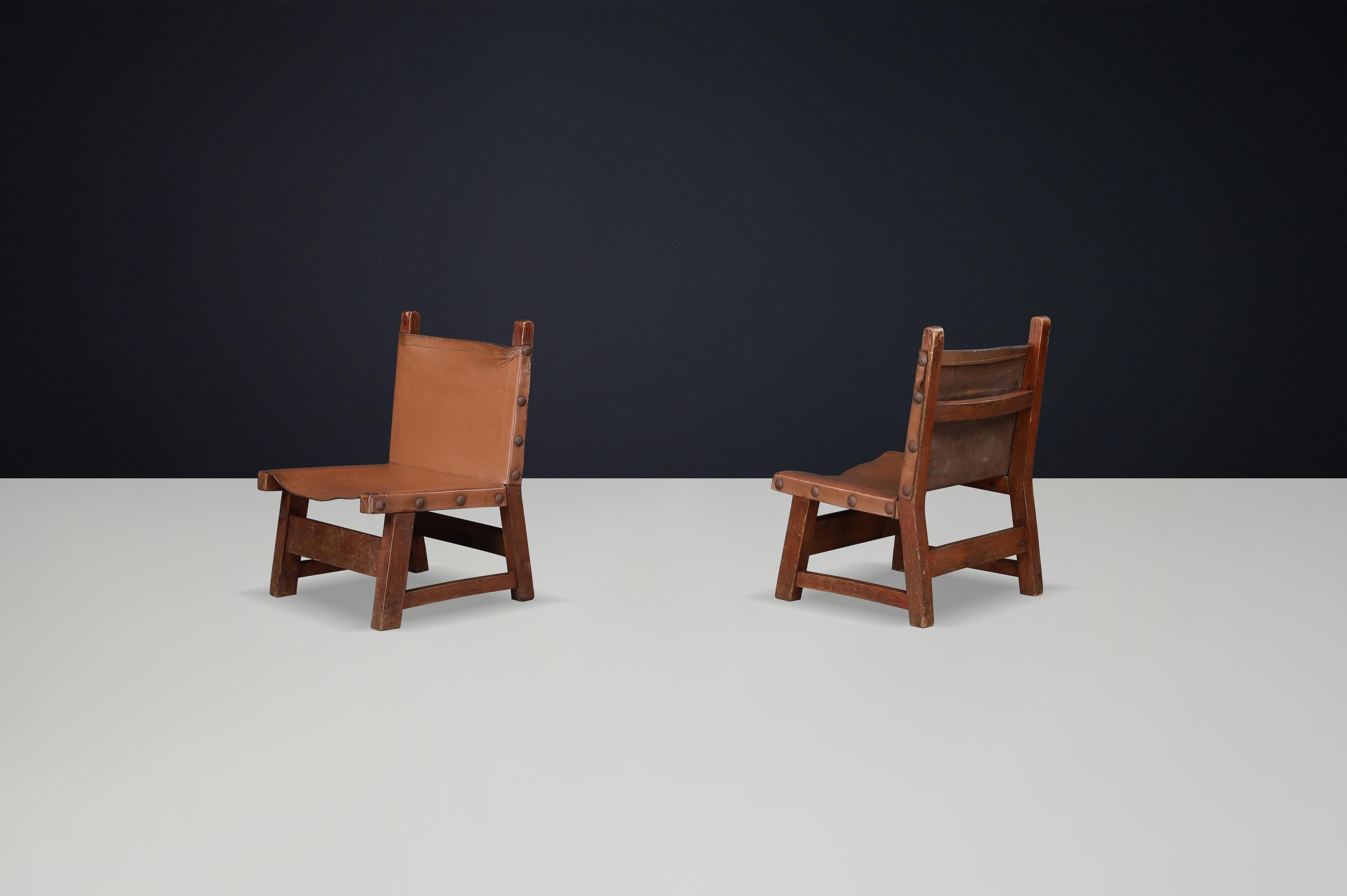 20ième siècle Fauteuils brutalistes en cuir patiné et Wood Wood, Espagne, années 1950 en vente