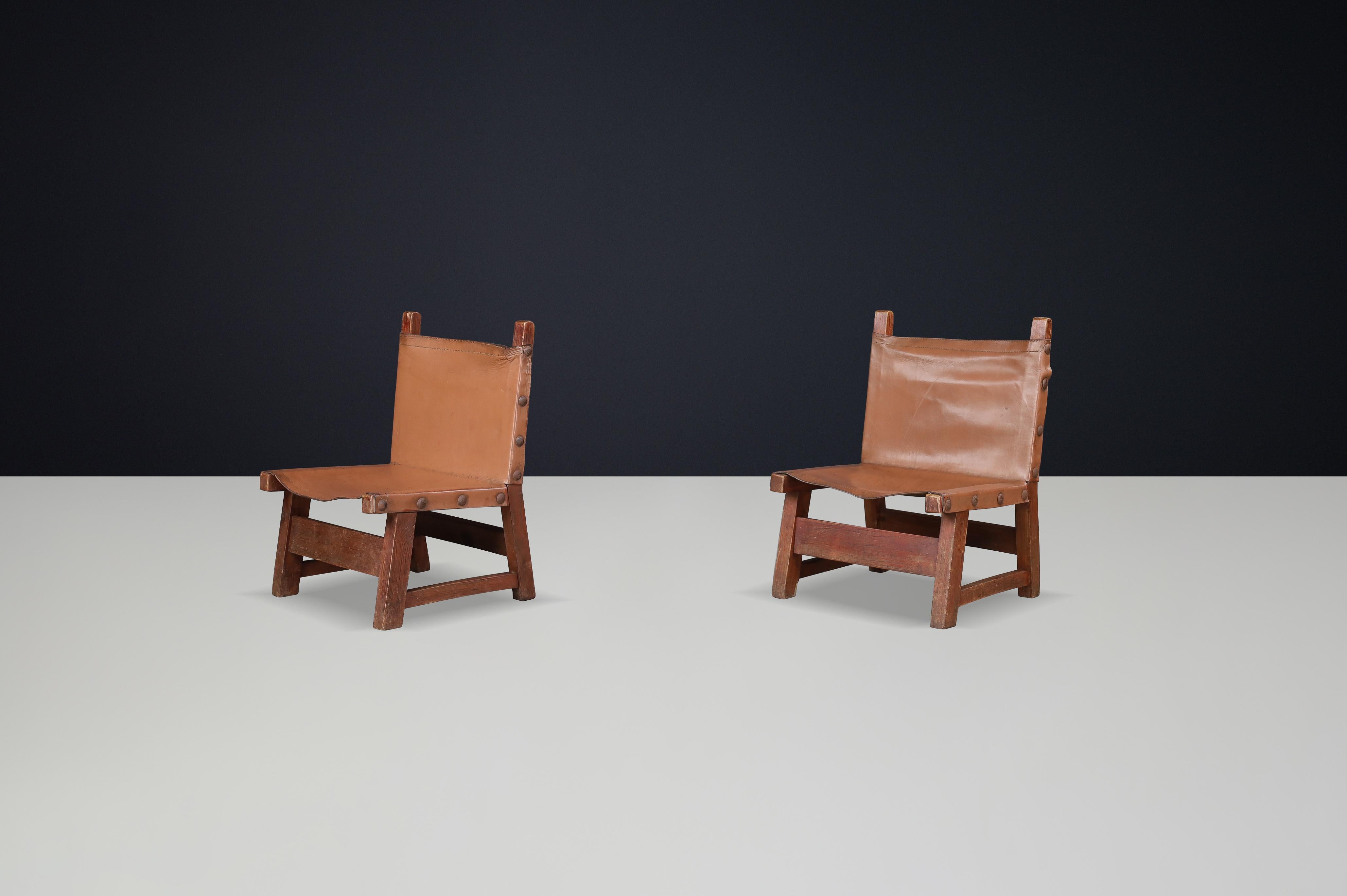 Cuir Fauteuils brutalistes en cuir patiné et Wood Wood, Espagne, années 1950 en vente