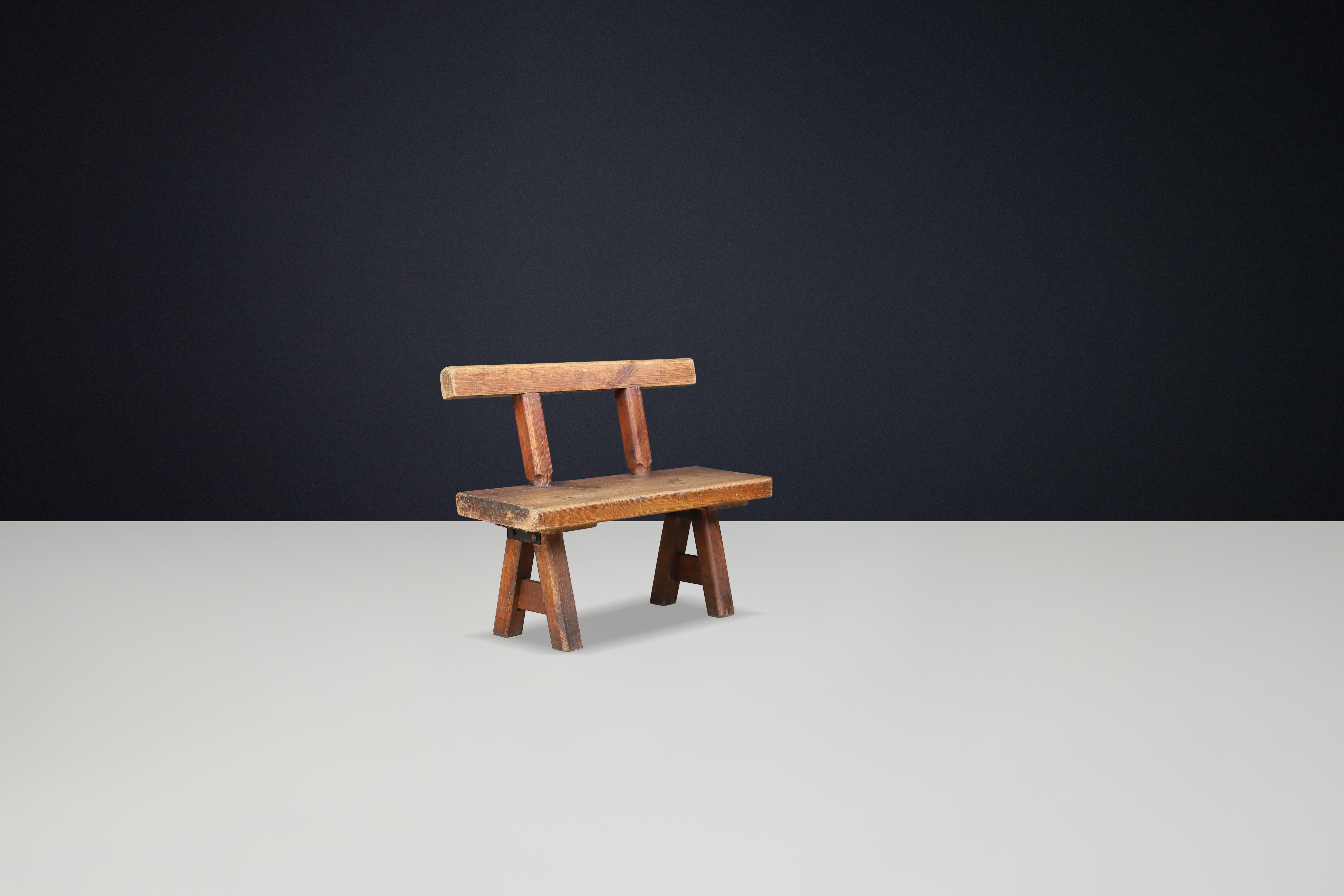 Panchina brutalista in pino patinato di Mobichalet, Belgio, anni '50

Questa eccezionale panca brutalista in pino del produttore belga Mobichalet risale agli anni '50 e incarna i principi del design grezzo e onesto dell'epoca. Realizzato in pino