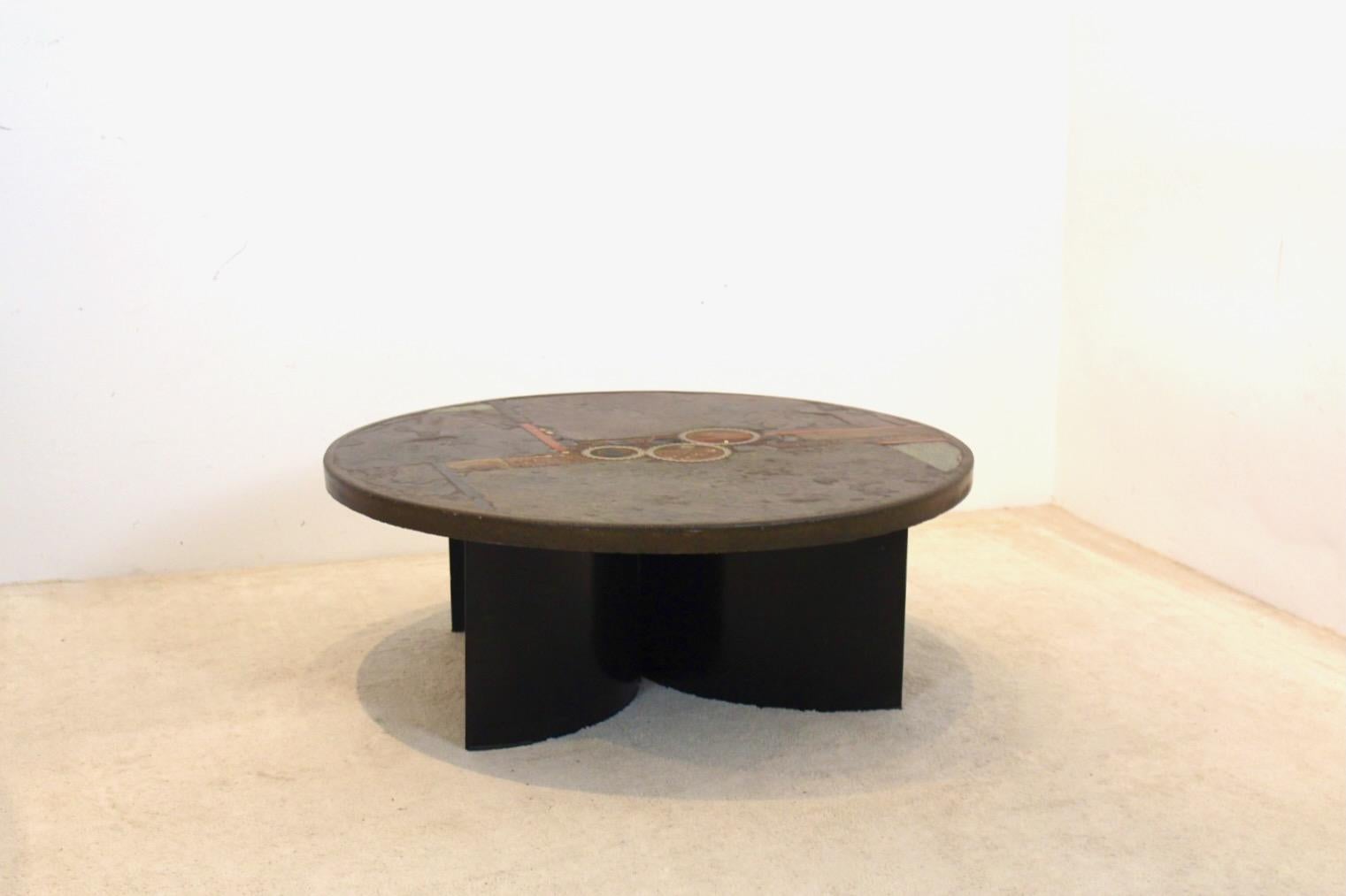 Table basse brutaliste Paul Kingma, œuvre d'art unique en ardoise, céramique et laiton Bon état - En vente à Voorburg, NL