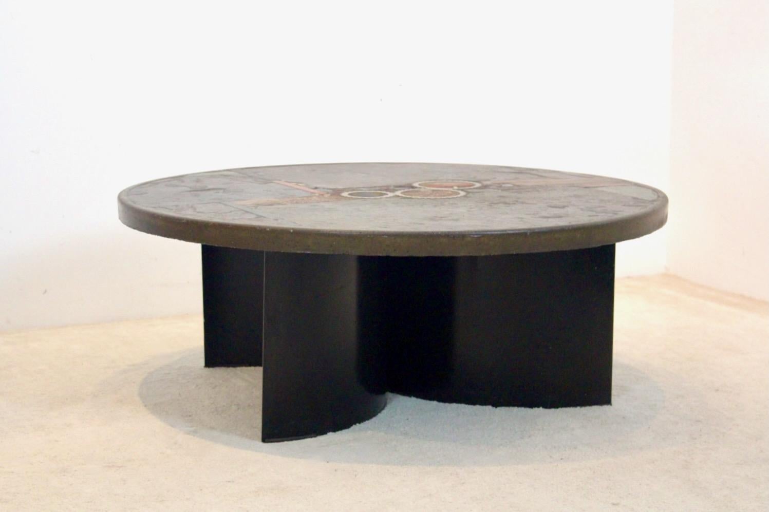 Table basse brutaliste Paul Kingma, œuvre d'art unique en ardoise, céramique et laiton en vente 1