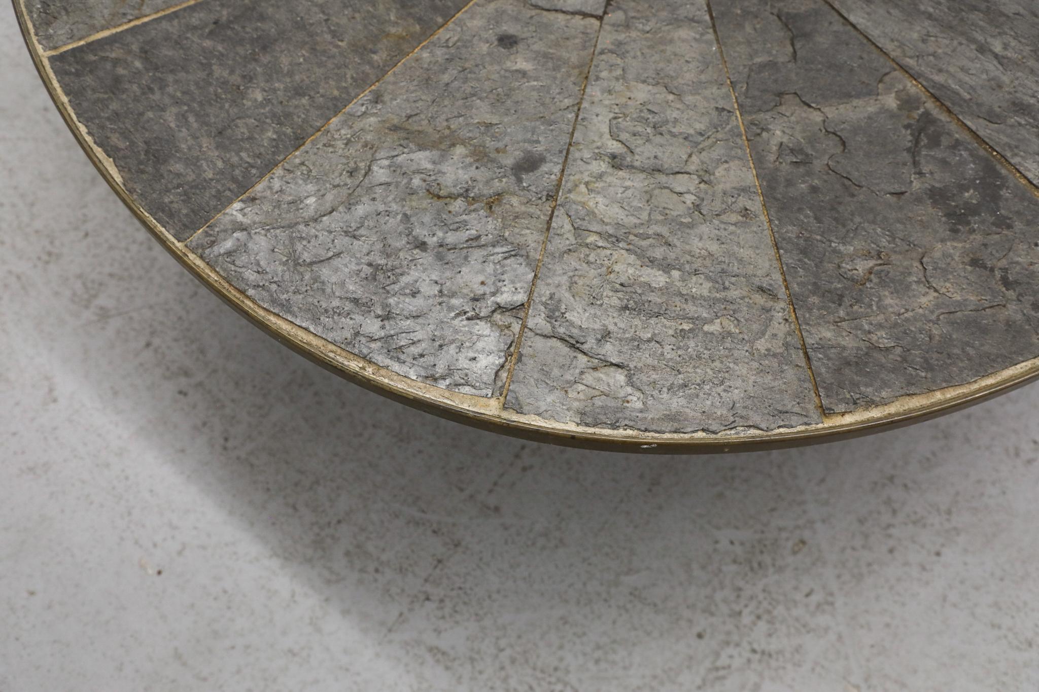 Table basse brutaliste en mosaïque de pierres, style Paul Kingma, avec bol en laiton martelé en vente 3