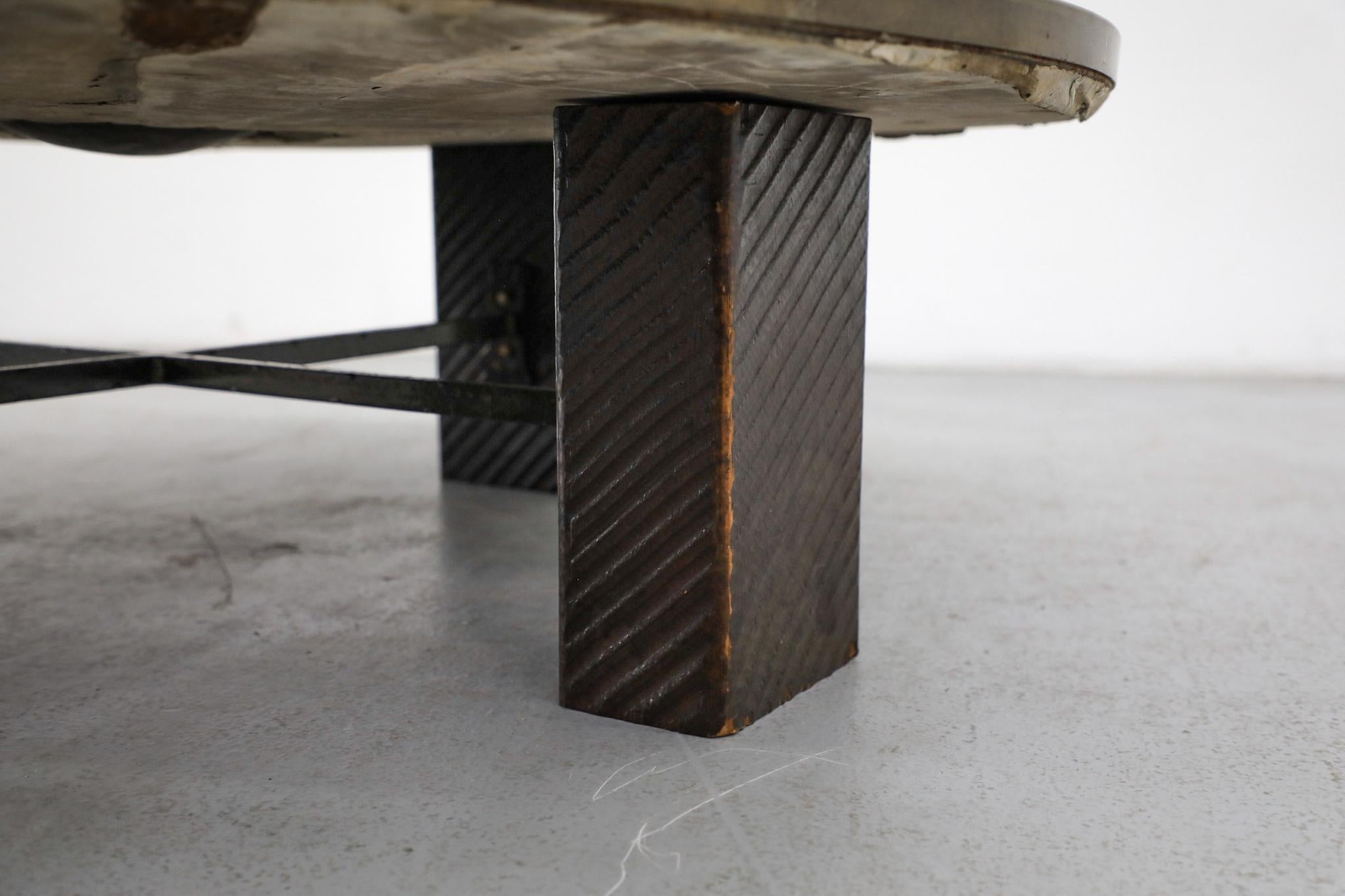 Table basse brutaliste en mosaïque de pierres, style Paul Kingma, avec bol en laiton martelé en vente 4