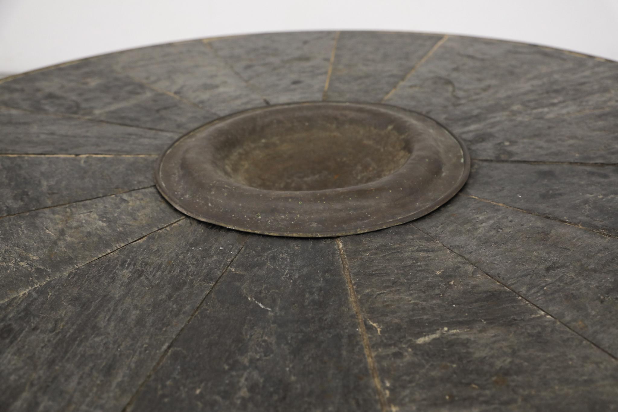 Table basse brutaliste en mosaïque de pierres, style Paul Kingma, avec bol en laiton martelé en vente 5