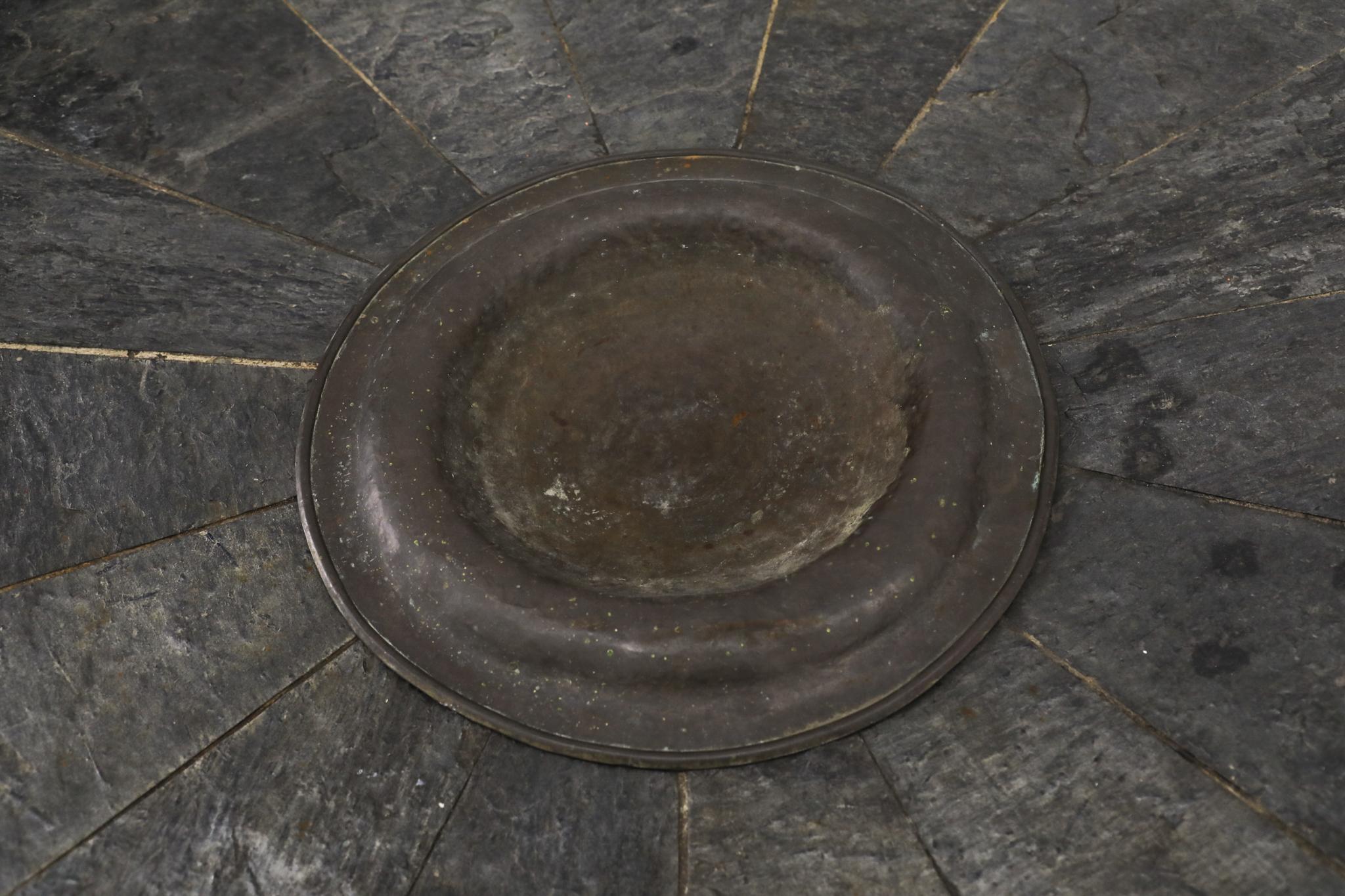 Table basse brutaliste en mosaïque de pierres, style Paul Kingma, avec bol en laiton martelé en vente 6