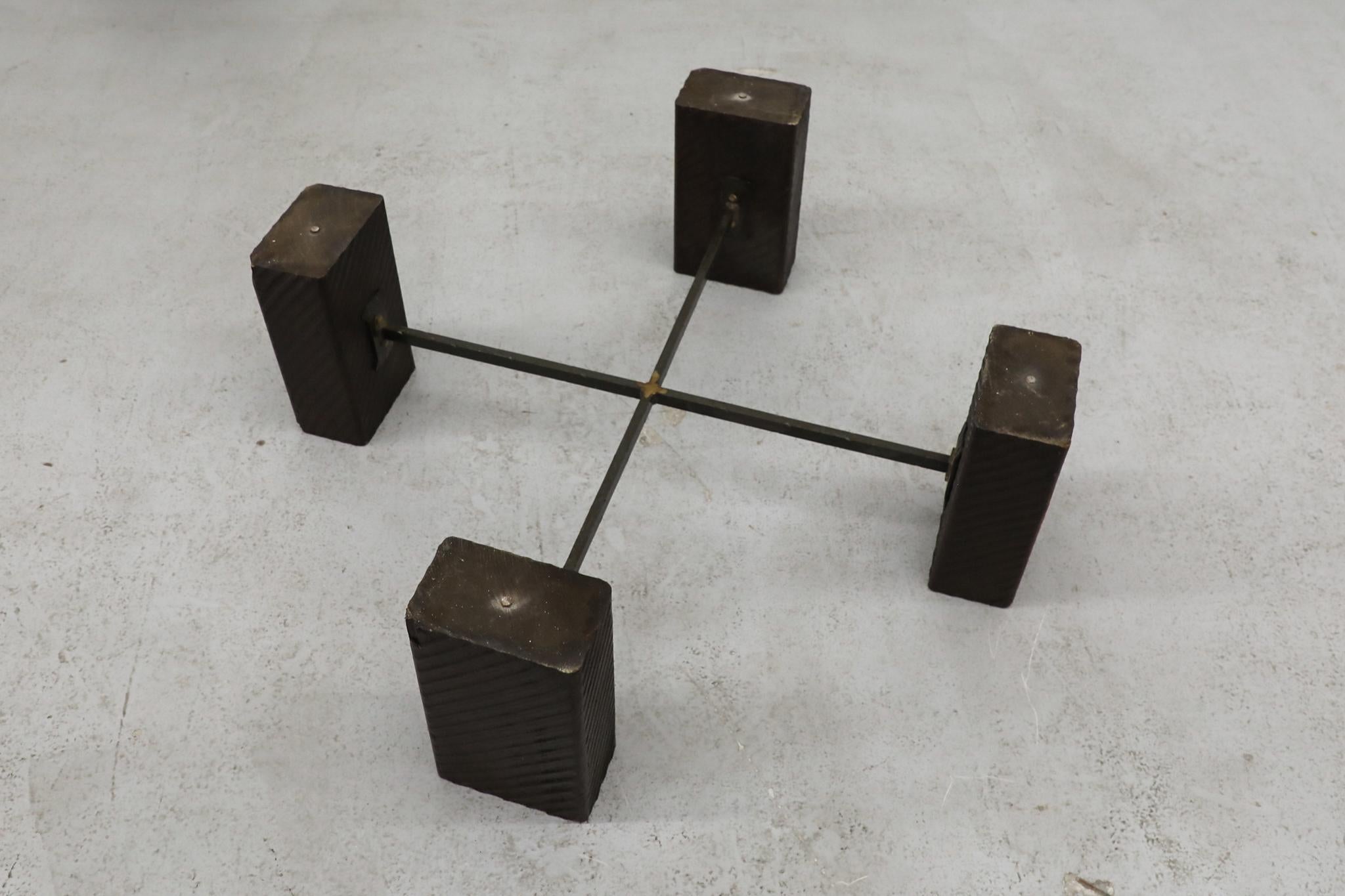 Table basse brutaliste en mosaïque de pierres, style Paul Kingma, avec bol en laiton martelé en vente 7