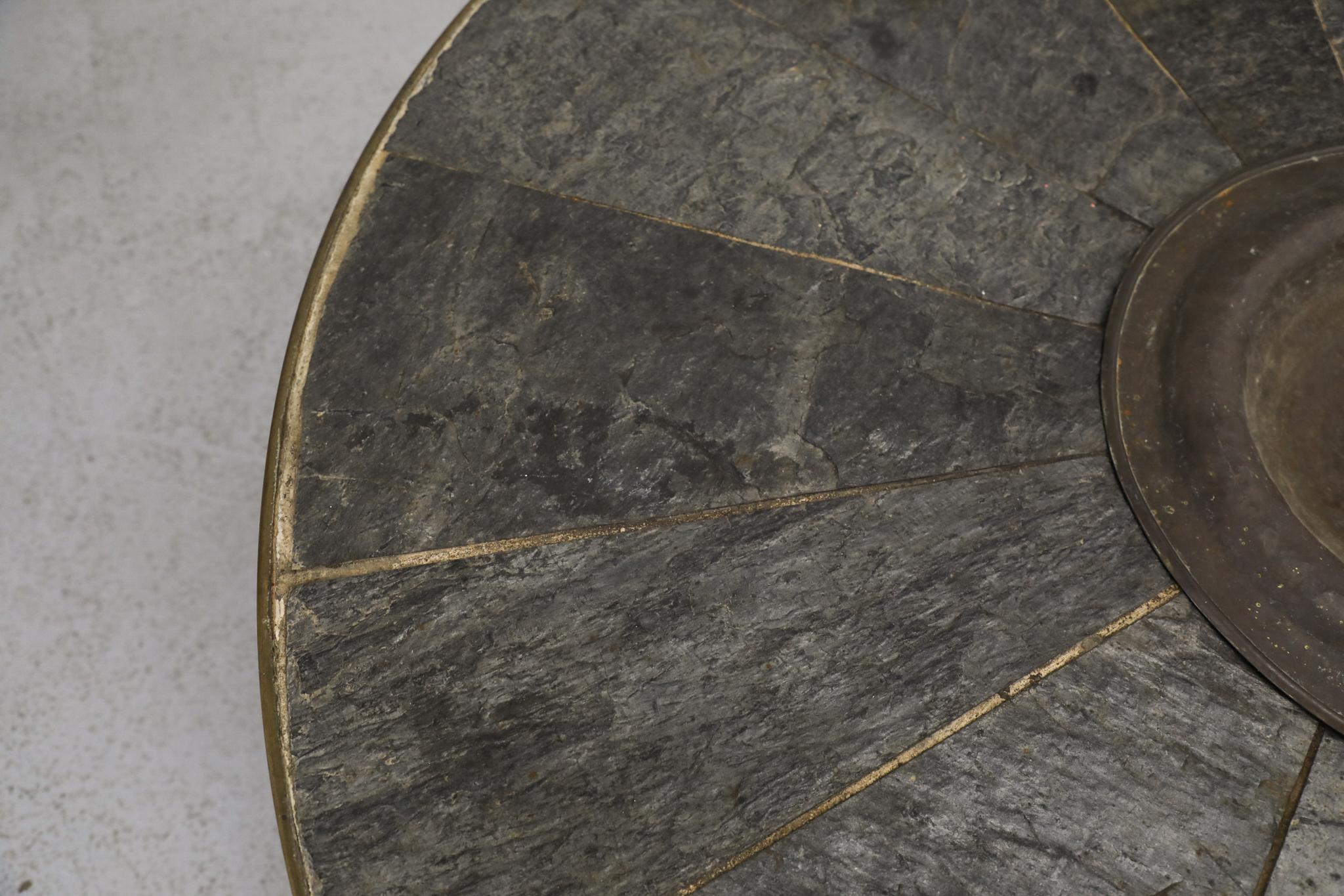Table basse brutaliste en mosaïque de pierres, style Paul Kingma, avec bol en laiton martelé en vente 8