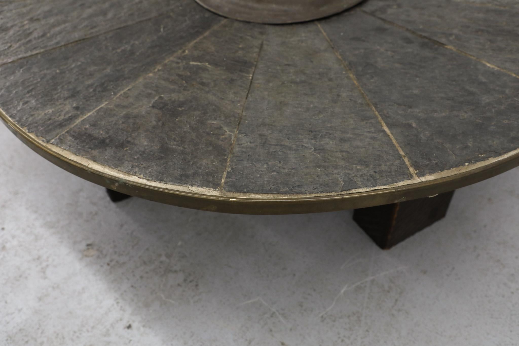 Table basse brutaliste en mosaïque de pierres, style Paul Kingma, avec bol en laiton martelé en vente 9