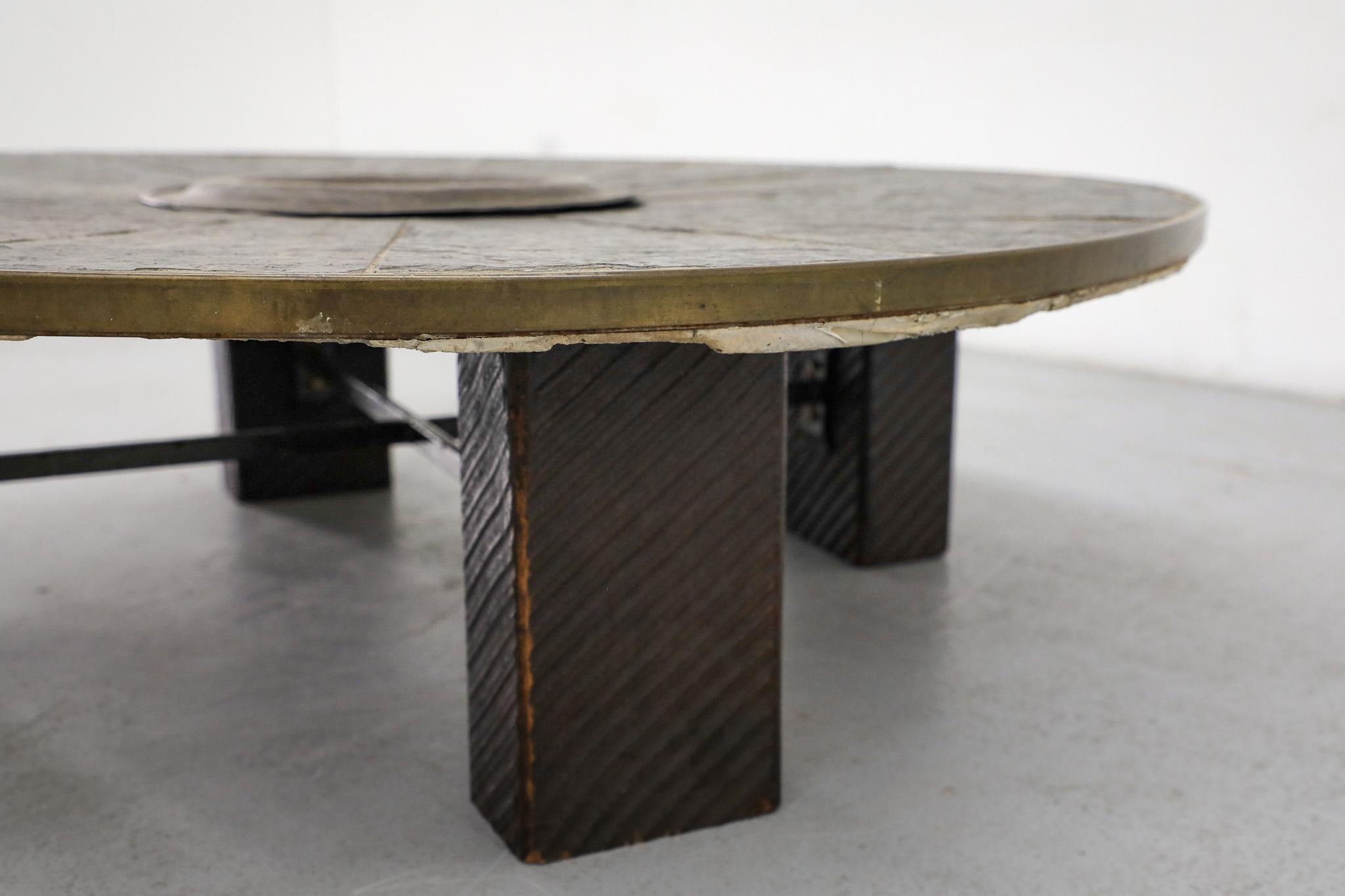 Table basse brutaliste en mosaïque de pierres, style Paul Kingma, avec bol en laiton martelé en vente 10
