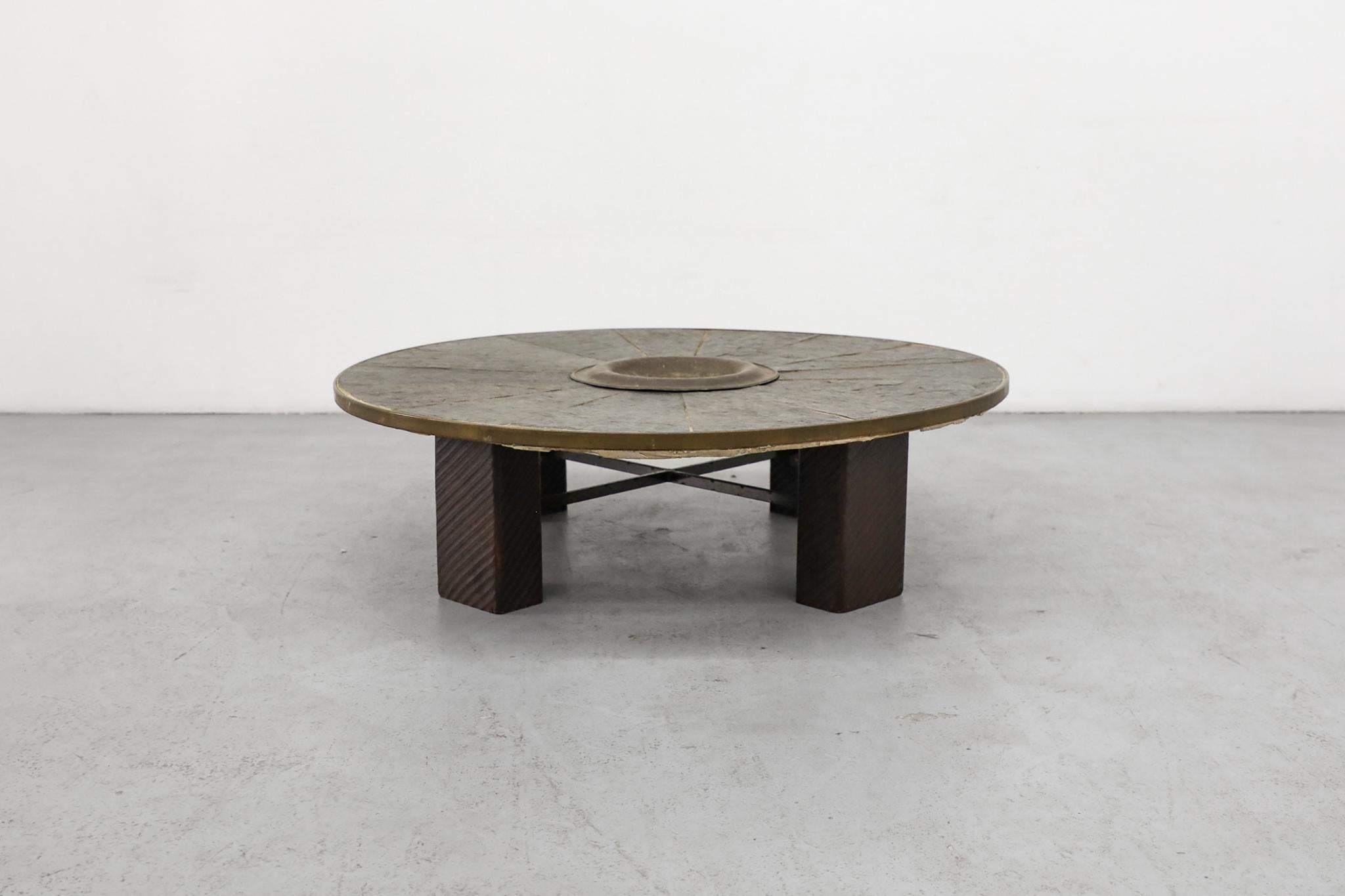 table basse exceptionnellement frappante, cette pièce capture l'esthétique très recherchée du sculpteur néerlandais Paul Kingma, qui a défini l'intersection du mouvement brutaliste avec le mobilier haut de gamme dans la période du milieu du siècle.