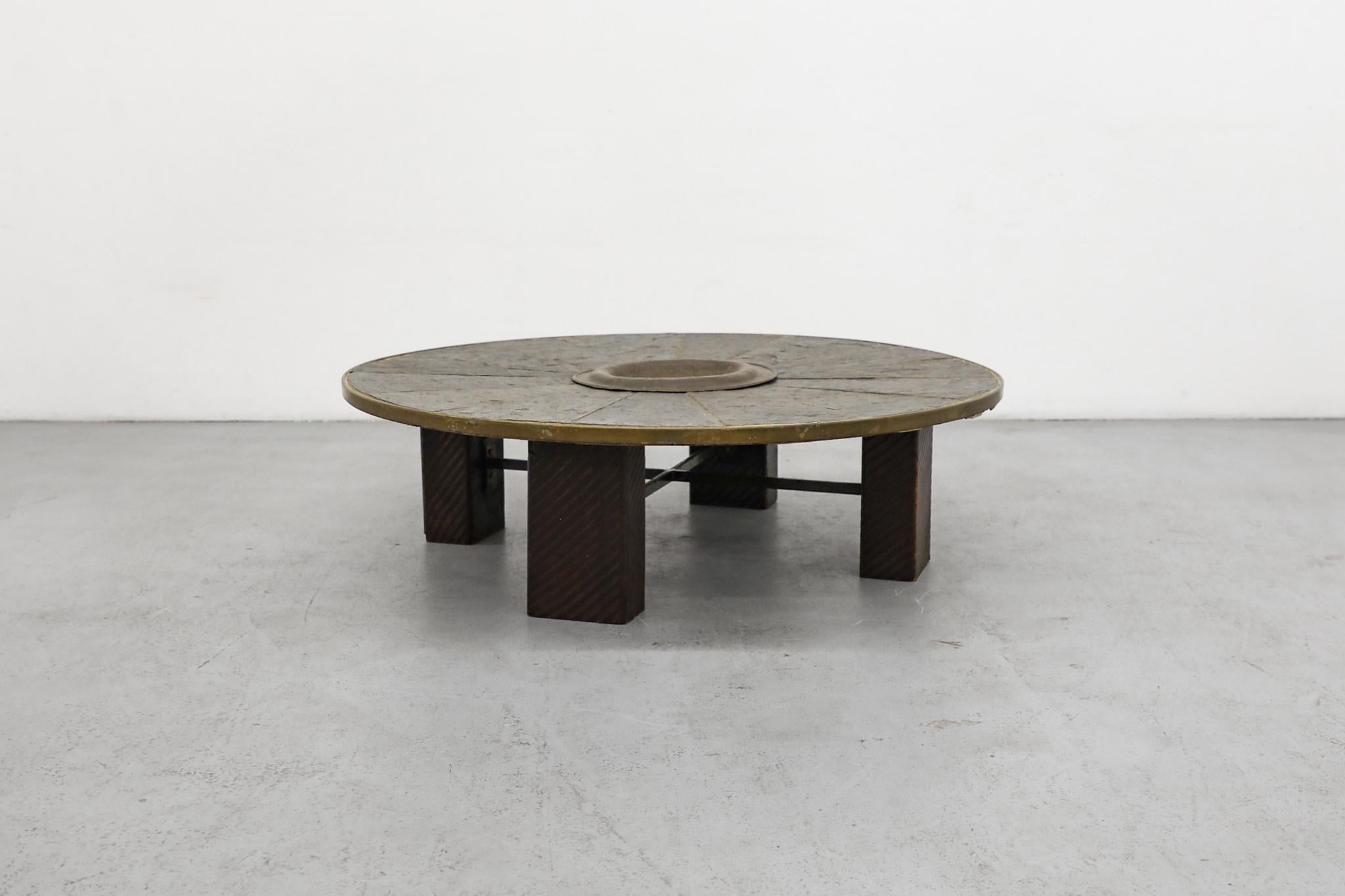 Brutalisme Table basse brutaliste en mosaïque de pierres, style Paul Kingma, avec bol en laiton martelé en vente