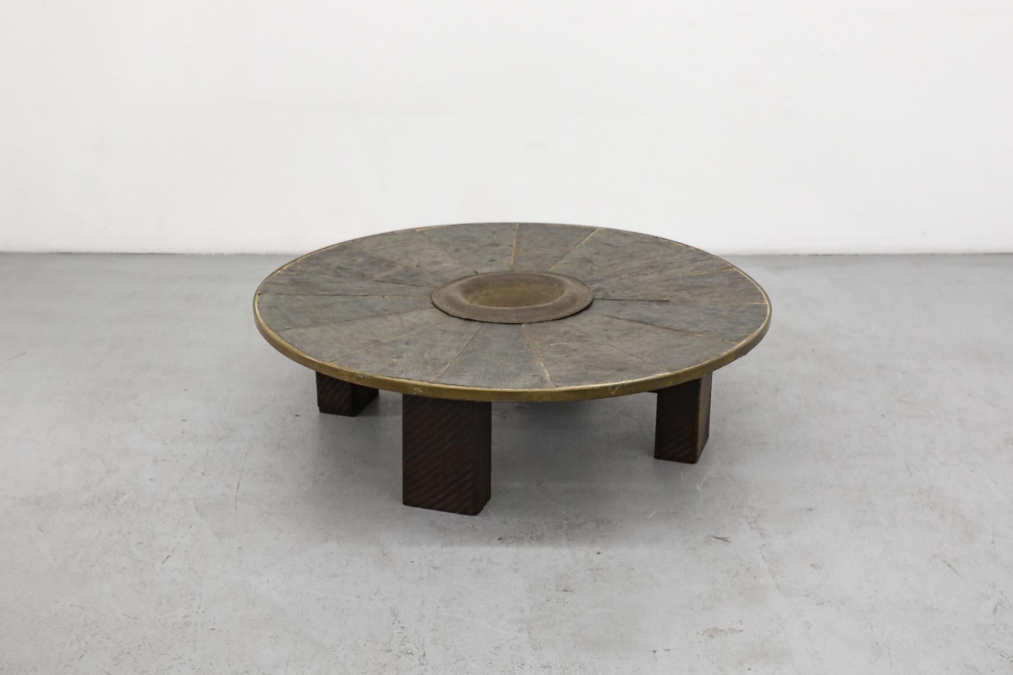 Néerlandais Table basse brutaliste en mosaïque de pierres, style Paul Kingma, avec bol en laiton martelé en vente