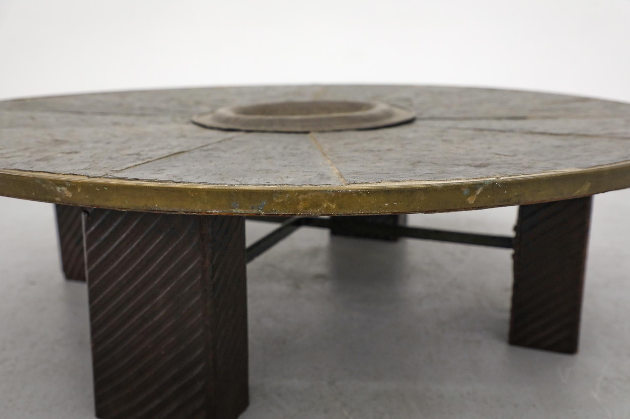 Table basse brutaliste en mosaïque de pierres, style Paul Kingma, avec bol en laiton martelé Bon état - En vente à Los Angeles, CA