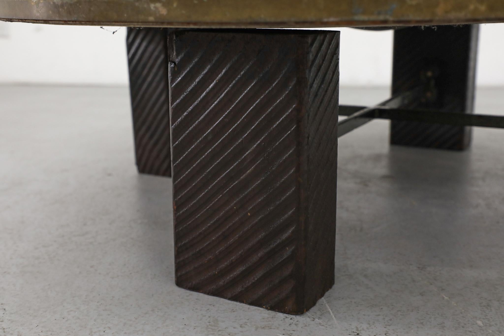 Milieu du XXe siècle Table basse brutaliste en mosaïque de pierres, style Paul Kingma, avec bol en laiton martelé en vente