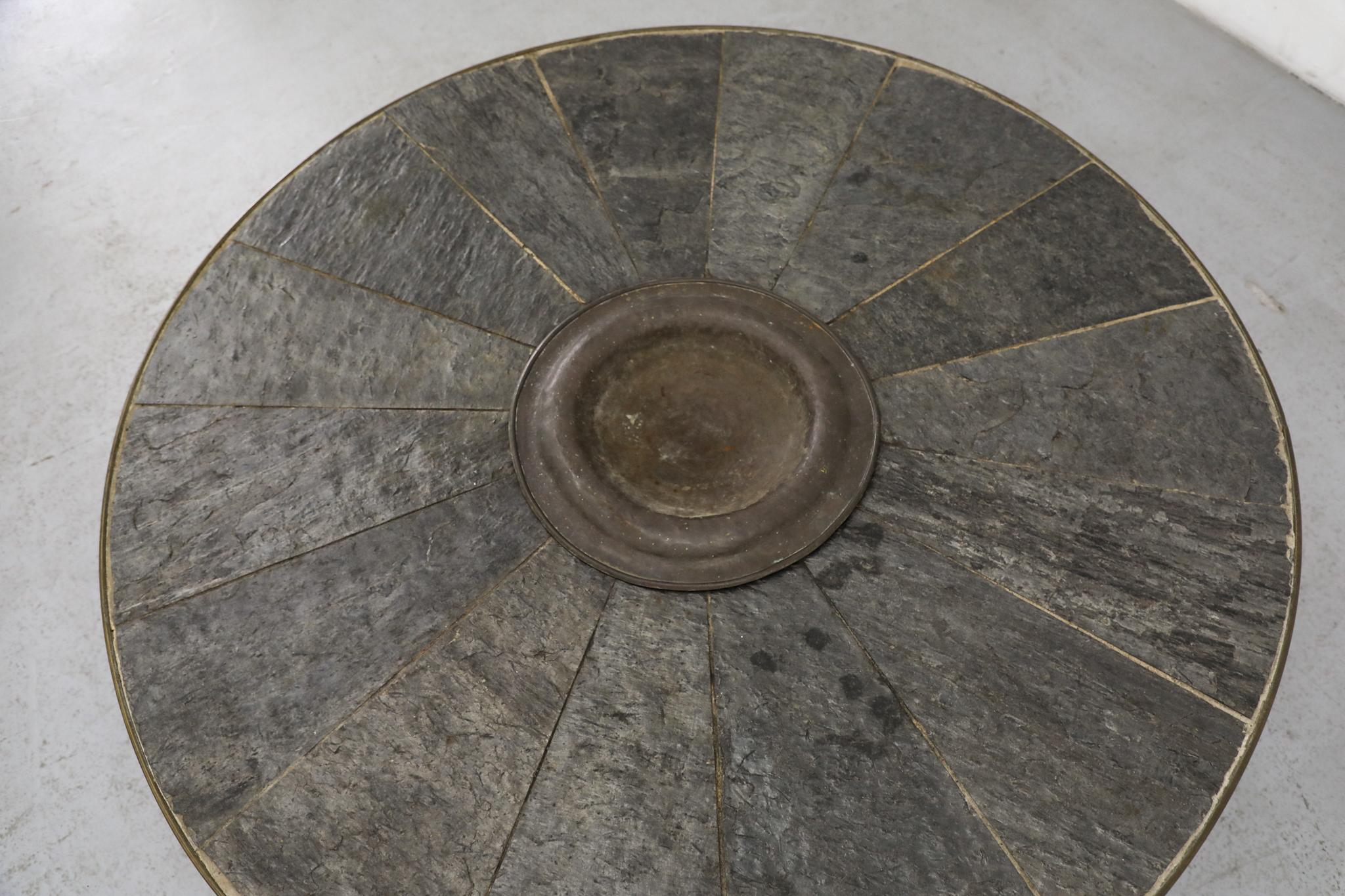 Métal Table basse brutaliste en mosaïque de pierres, style Paul Kingma, avec bol en laiton martelé en vente