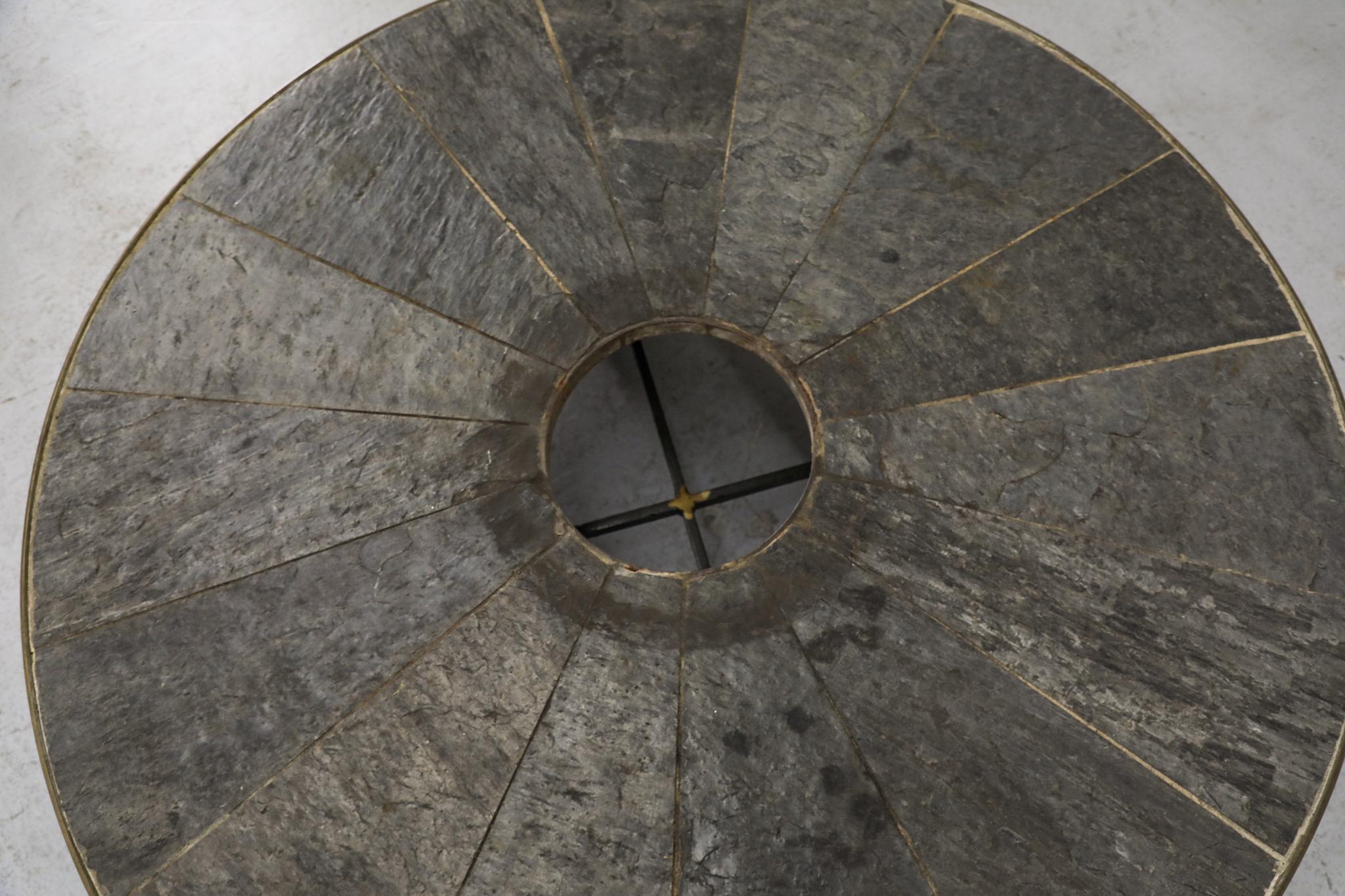 Table basse brutaliste en mosaïque de pierres, style Paul Kingma, avec bol en laiton martelé en vente 1