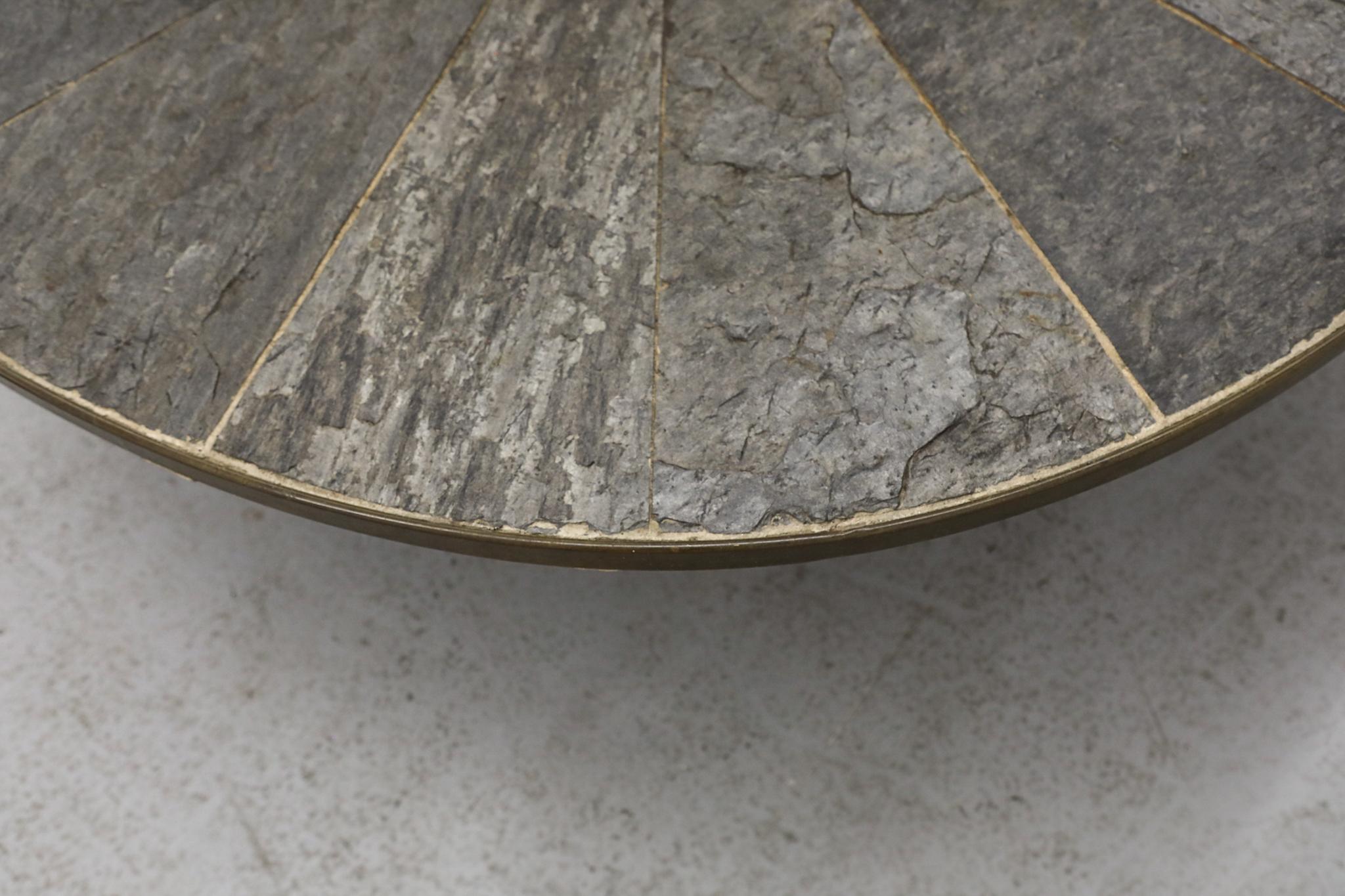 Table basse brutaliste en mosaïque de pierres, style Paul Kingma, avec bol en laiton martelé en vente 2