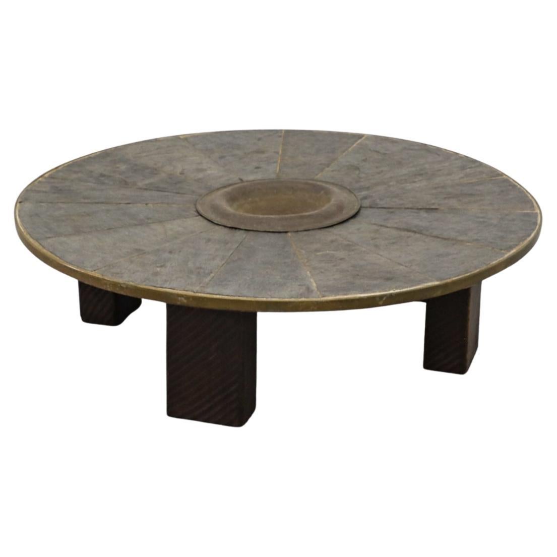 Mesa baja de mosaico de piedra estilo brutalista Paul Kingma con cuenco de latón martillado