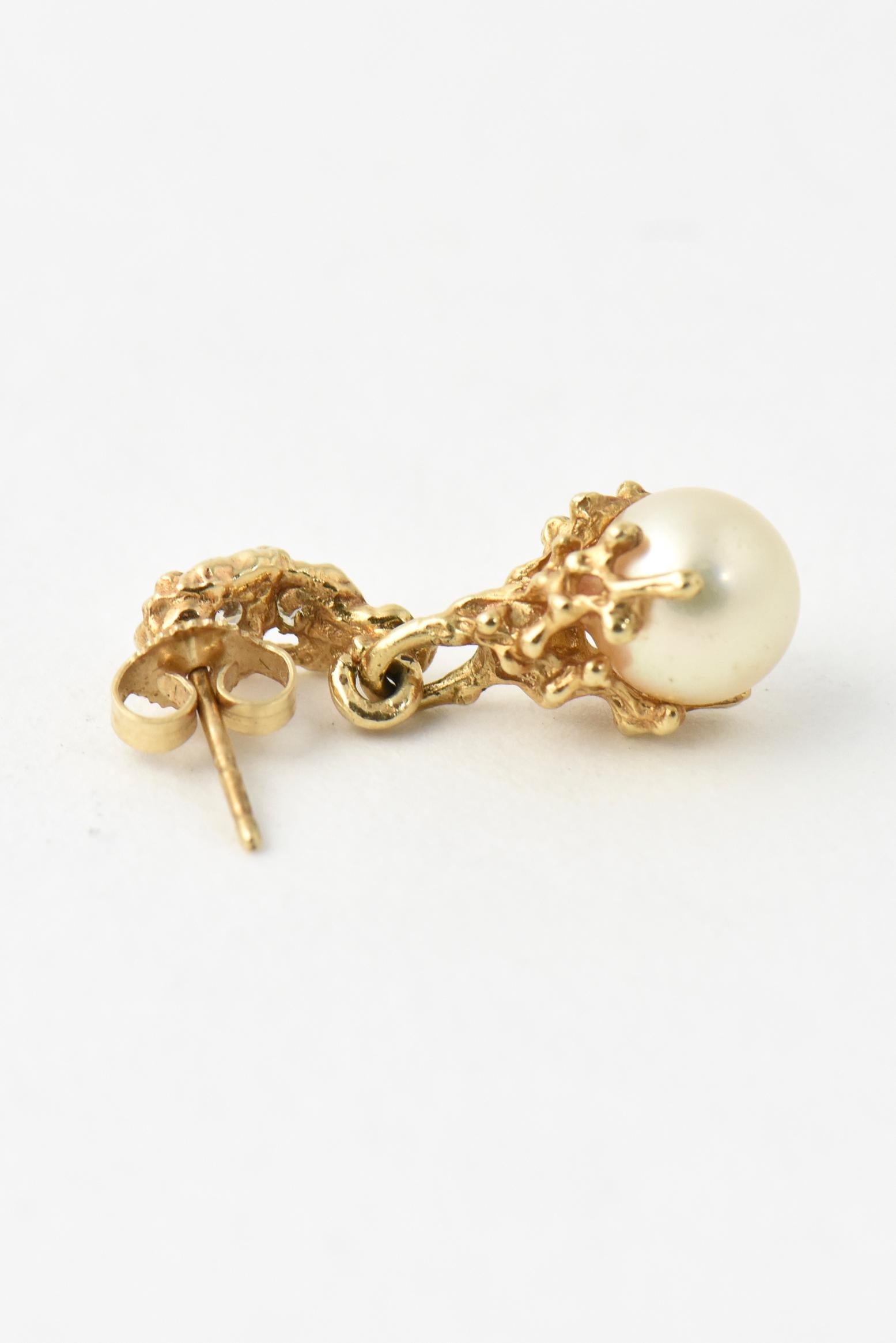 Brutalist Pearl and Diamond Yellow Gold Dangle Drop Earrings In Good Condition In Miami Beach, FL