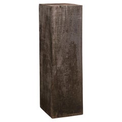 Tavolino con piedistallo in stile brutalista in legno grigio scuro invecchiato, XX secolo
