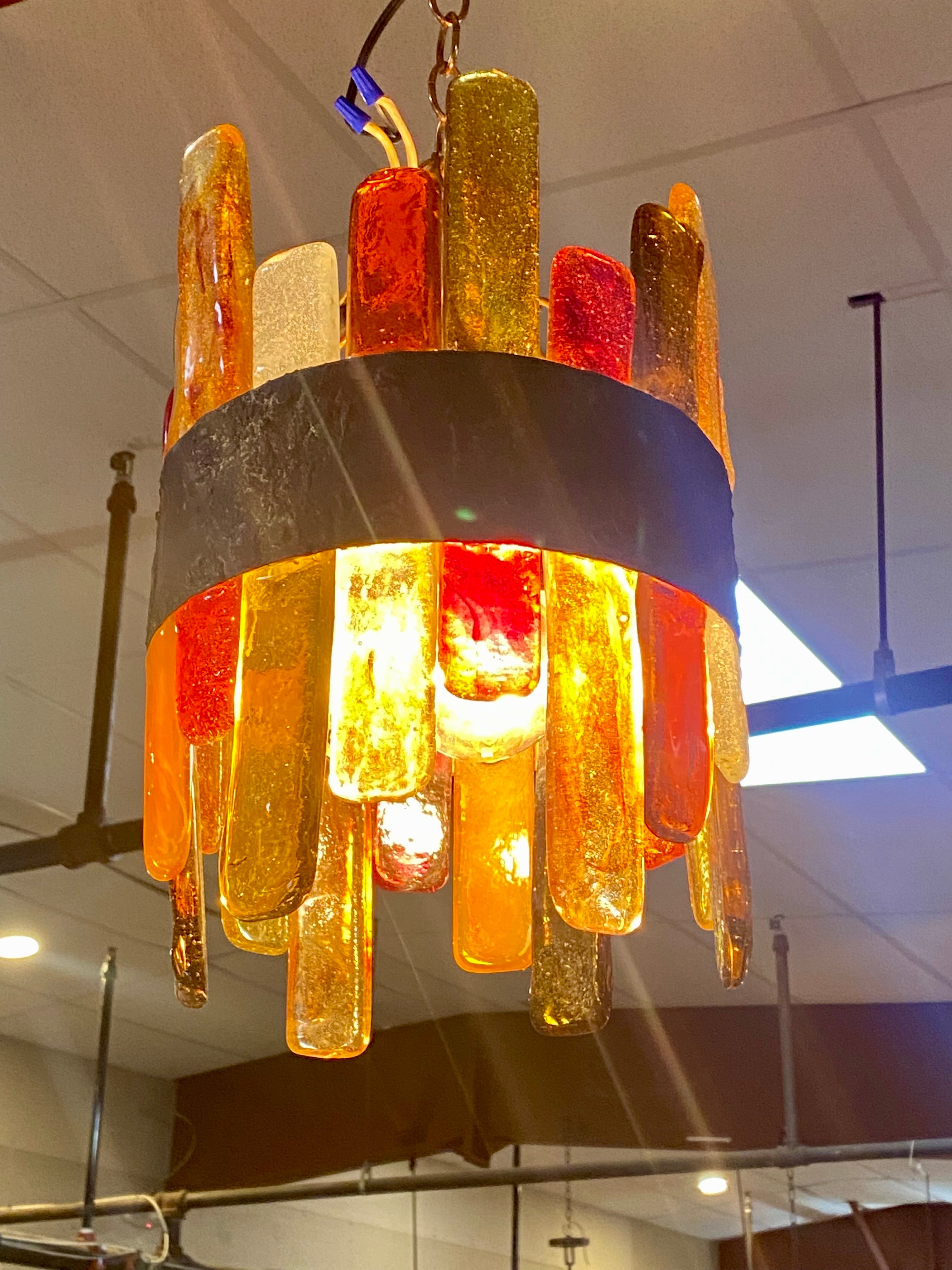 Pendentif brutaliste en verre épais soufflé à la main, México, c.C. années 1960, par Felipe Delfinger (Derflingher) pour Feder. La suspension moderniste mexicaine du milieu du siècle est de haute qualité, avec un verre épais et des couleurs