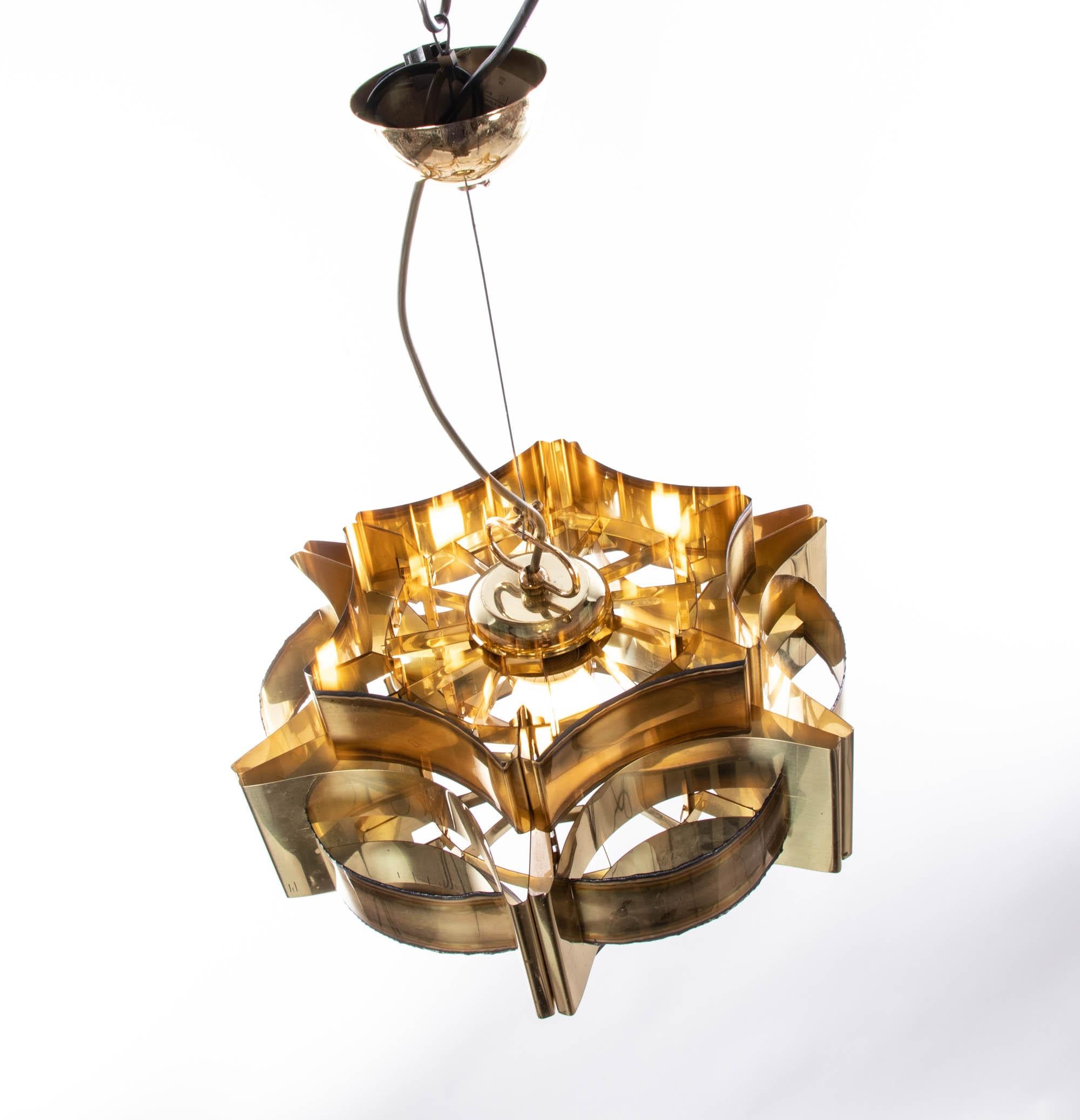 Elegant brutalist brass pendant lamp designed by Svend Aage. Chandelier illuminates beautifully and offers a lot of light. Manufactured by Holm Soerensen, Denmark in the 1960s. 

Design: Svend Aage. 
Measures: body height 9.85