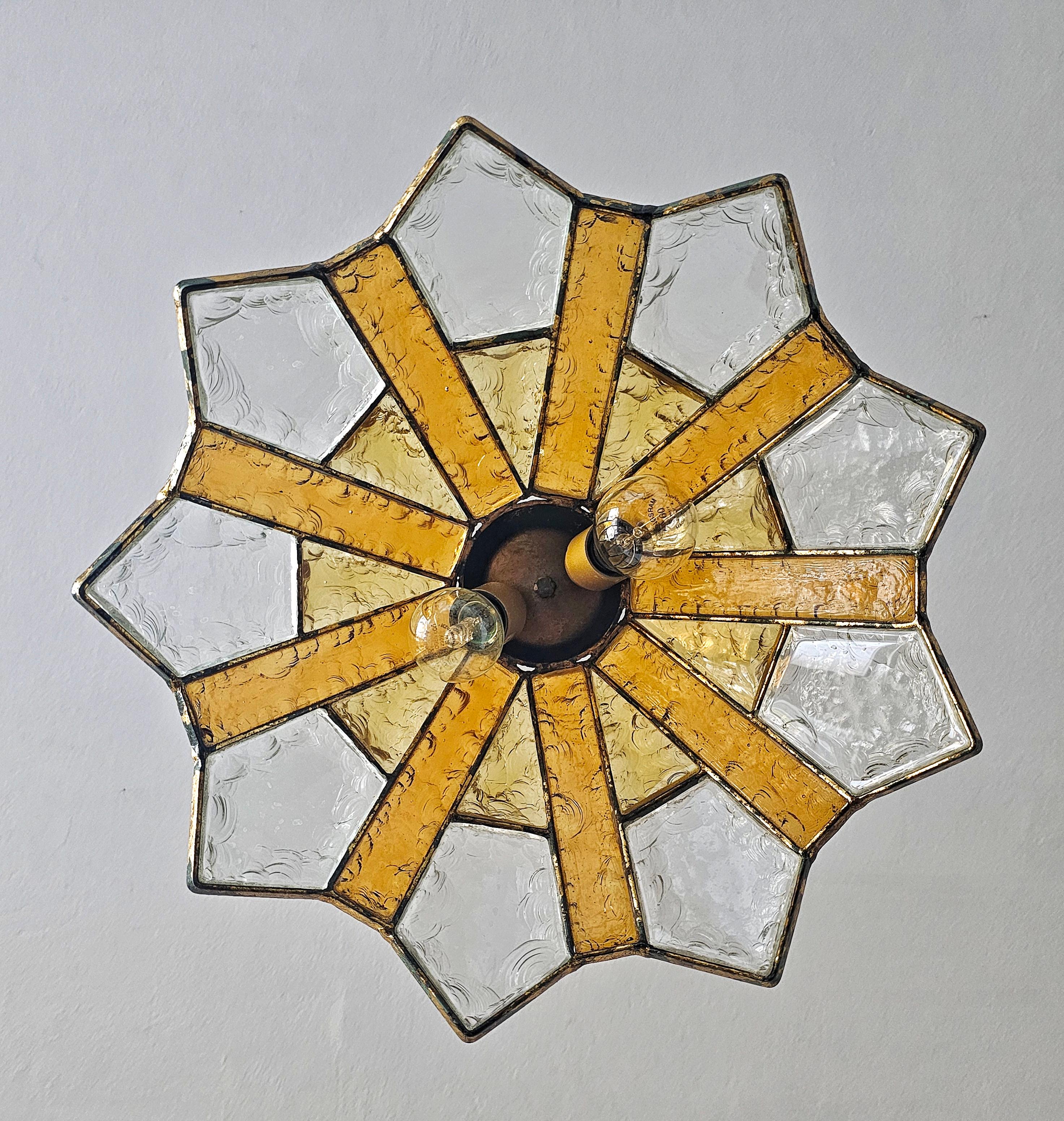 Brutalistische Pendelleuchte aus gehämmertem Glas und vergoldetem Eisen von Longobard, Italien 1970er Jahre (Ende des 20. Jahrhunderts) im Angebot