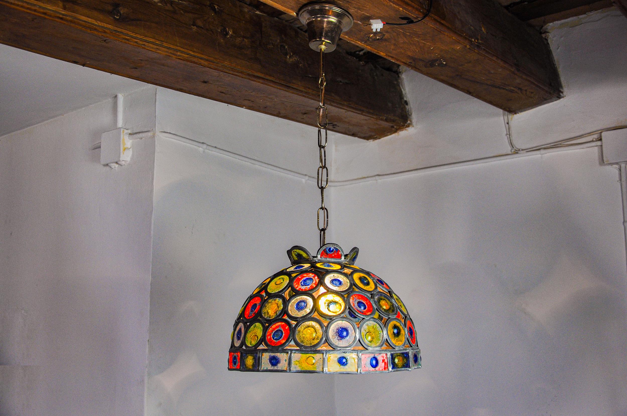 Superbe et rare suspension brutaliste de felipe derflingher pour Feder, conçue et produite au mexique dans les années 1960. Superbe travail du verre avec des bulles d'air unies par une structure en plomb. Des appliques murales uniques qui