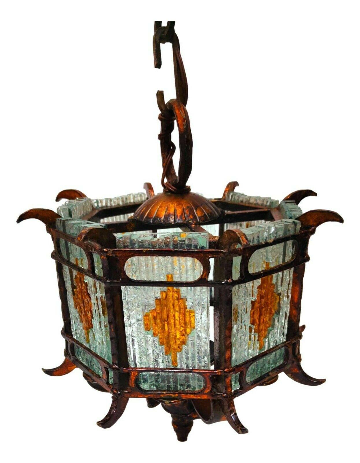 Fin du 20e siècle Lampe à suspension brutaliste, verre de Murano et métal martelé, 1970 en vente
