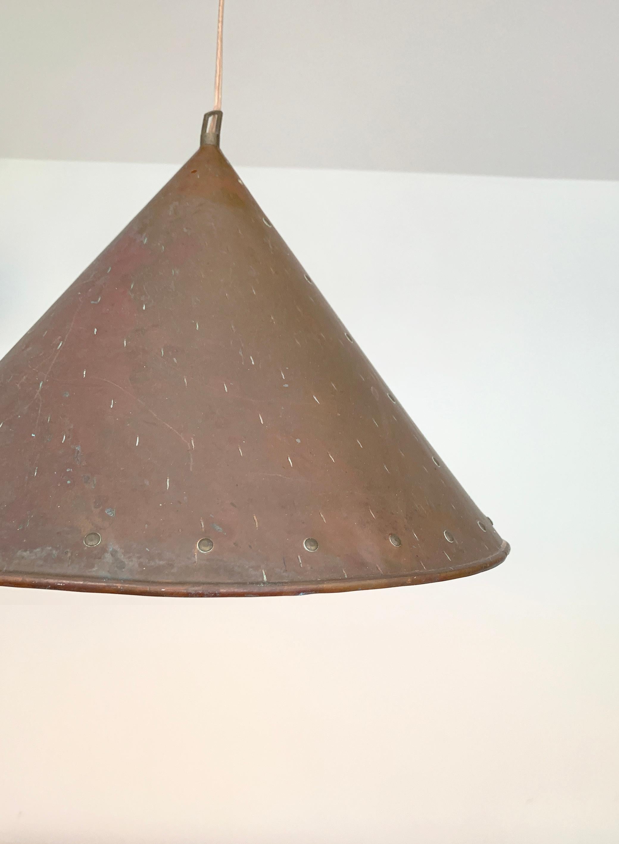 Brutalist pendant light, hand hammered copper by E.S Horn Aalestrup Denmark In Good Condition For Sale In Vorst, BE