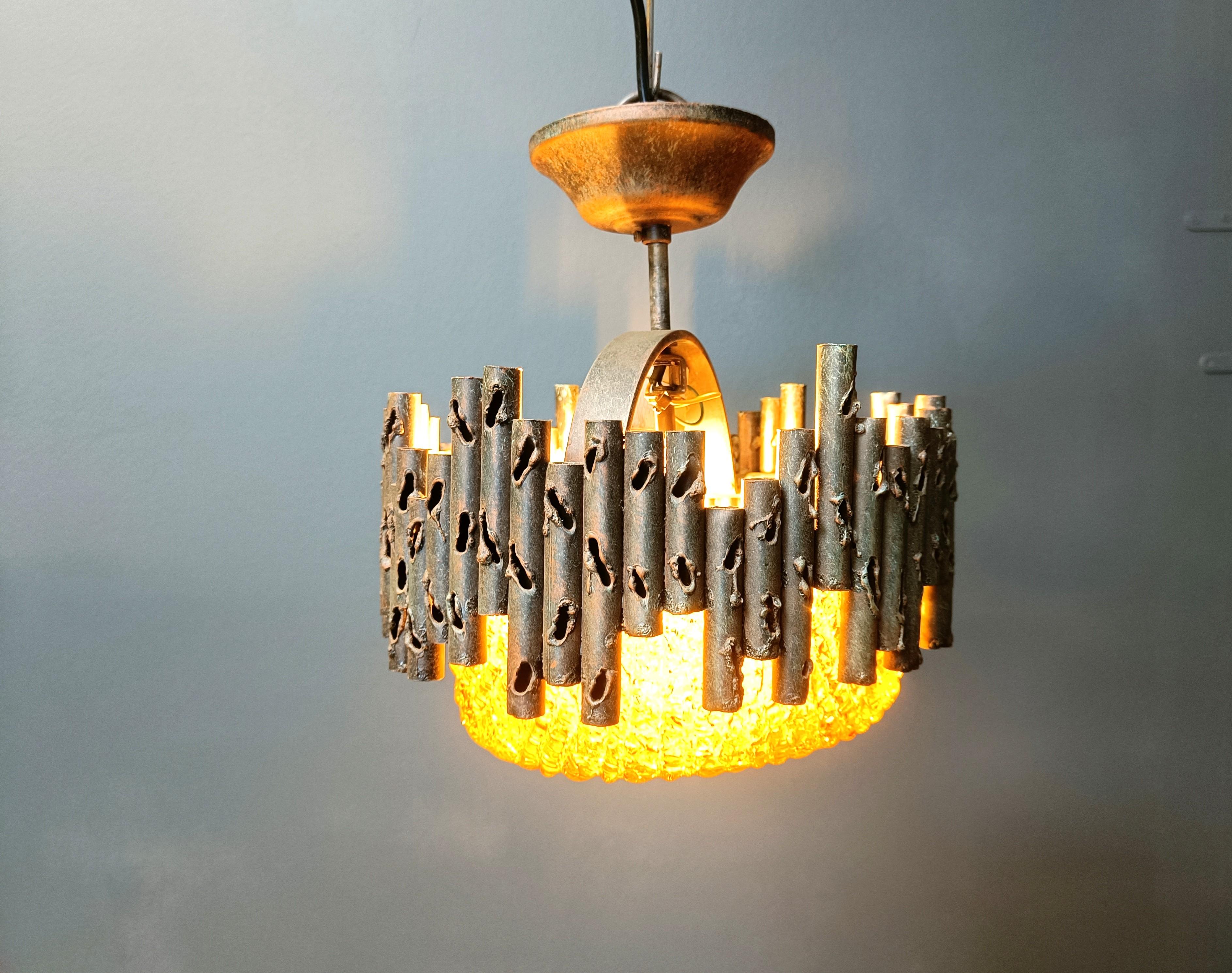 Lampade a sospensione in stile brutalista progettate dal famoso designer e artista Marcello Fantoni e prodotte in Italia. 

Bellissimi tubi scolpiti in acciaio tagliato a cannello con vetro color ambra che dona una piacevole luce calda. 

Testato e