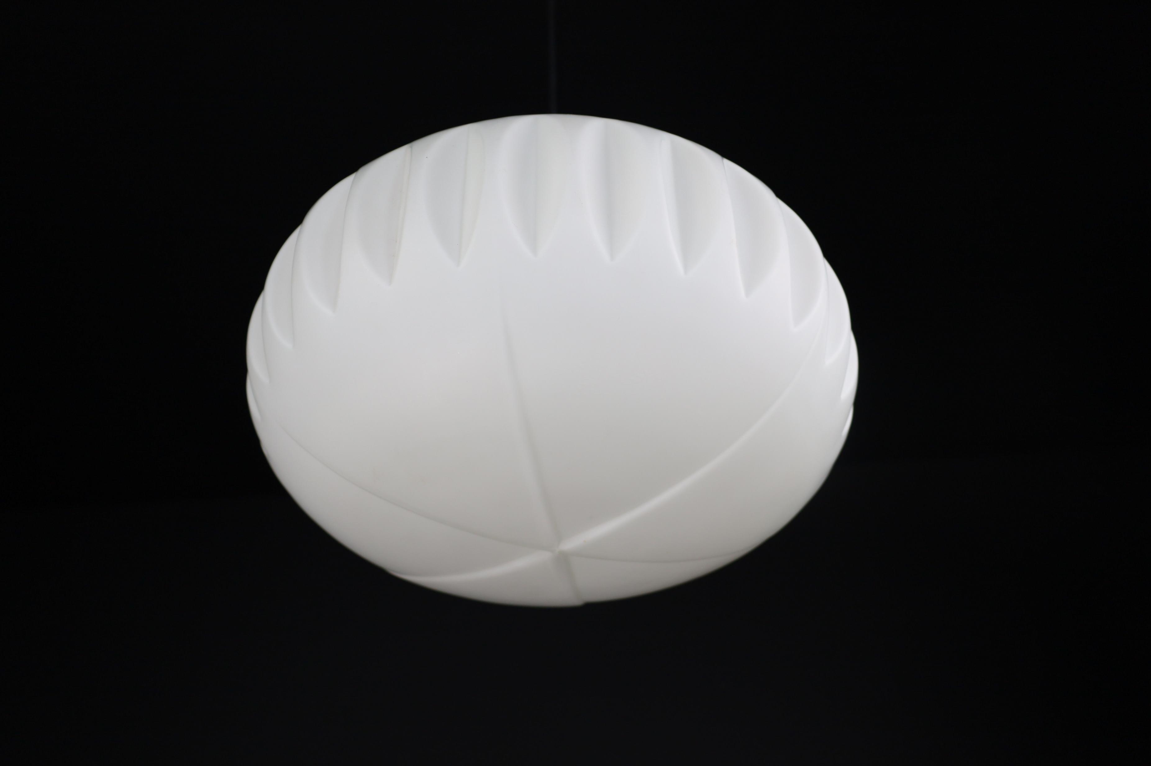 Lampes à suspension brutalistes, verre opalin structuré, Europe, années 1960 en vente 3