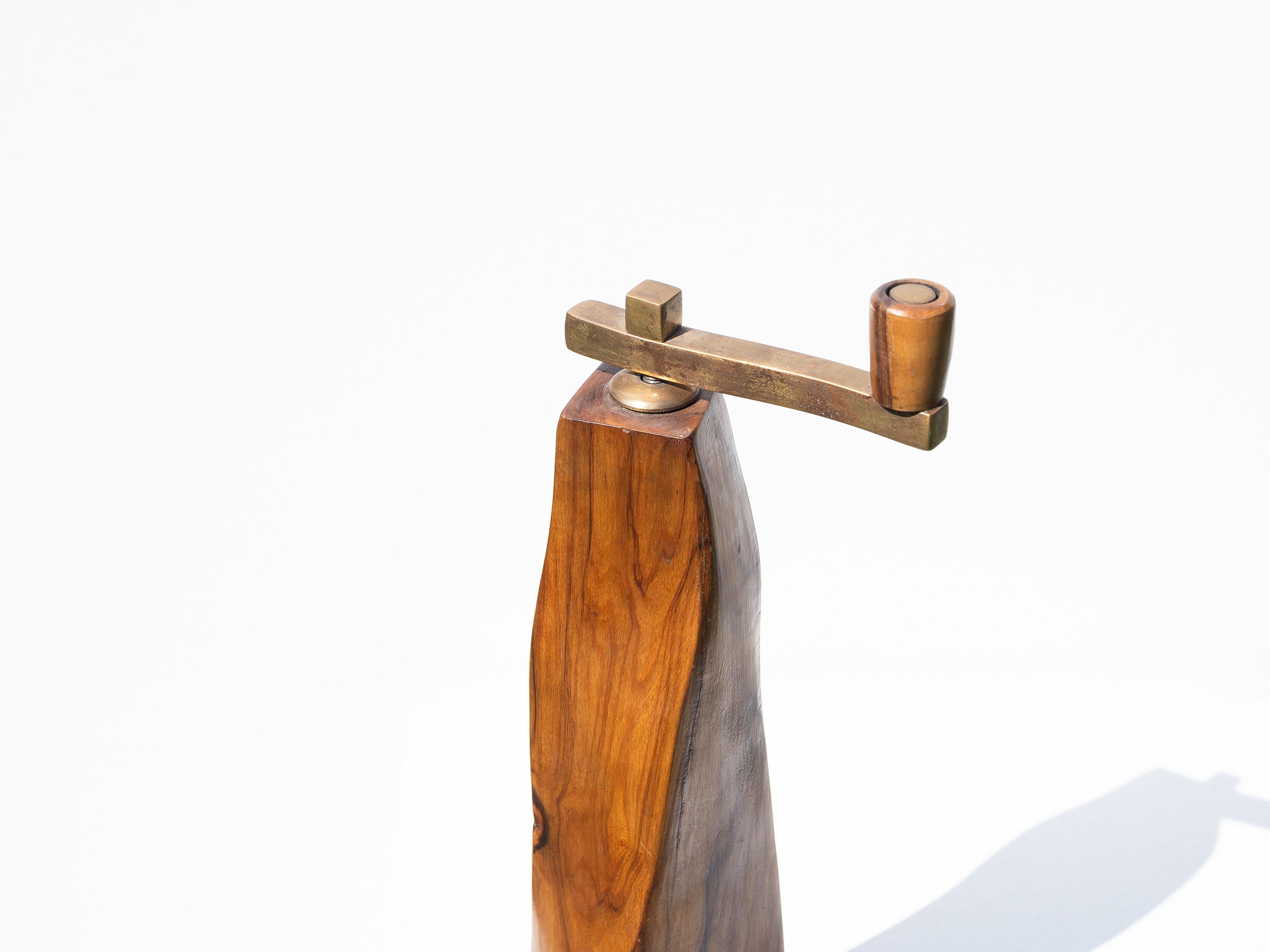 Moulin à poivre brutaliste - Moulin à poivre en bois d'olivier et laiton - France années 1960 en vente 4