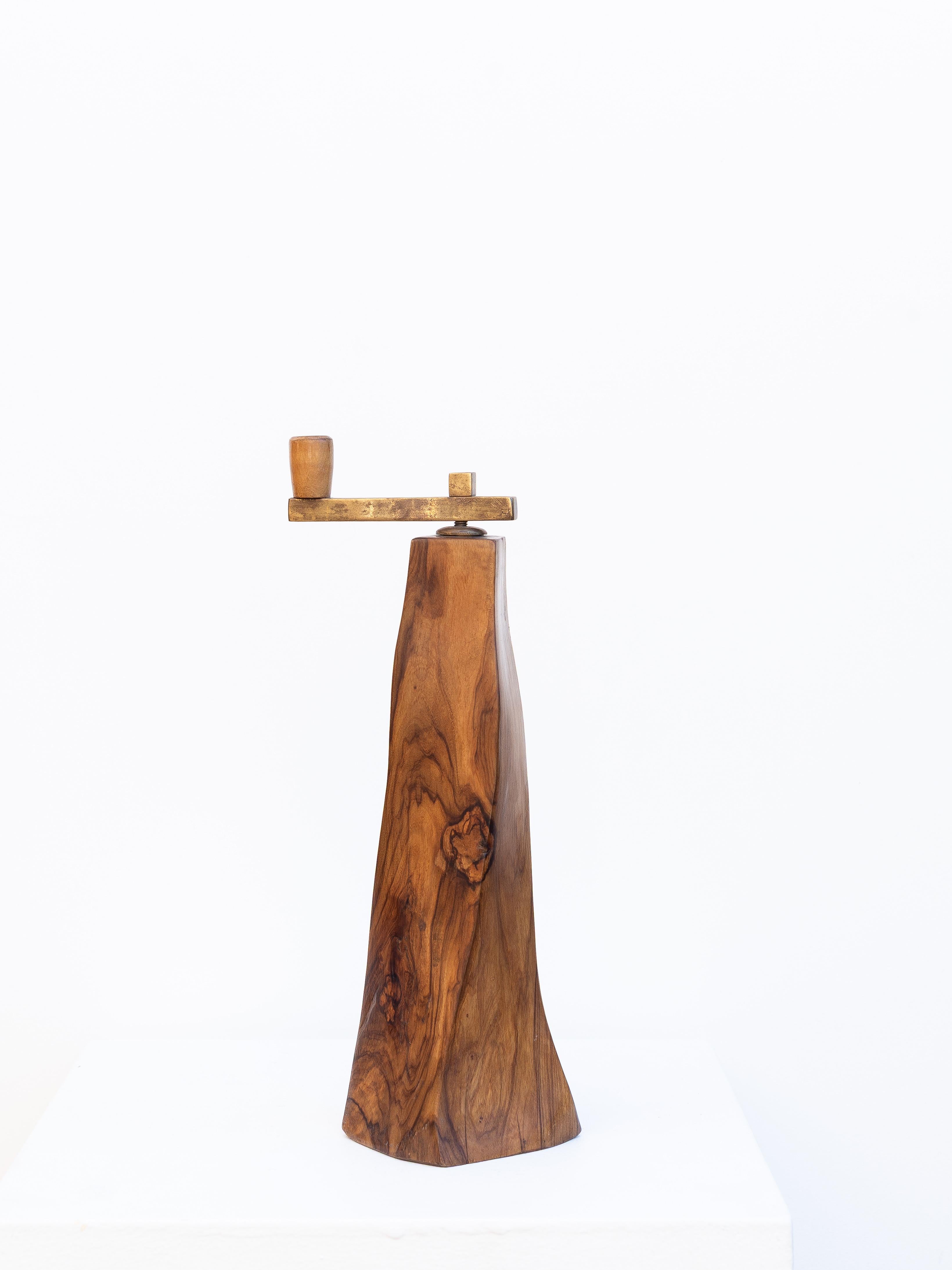 Moulin à poivre brutaliste - Moulin à poivre en bois d'olivier et laiton - France années 1960

Moulin à poivre très sculptural en bois d'olivier et laiton.

Sa forme libre en fait une pièce remarquable quel que soit l'angle de vue.

La combinaison