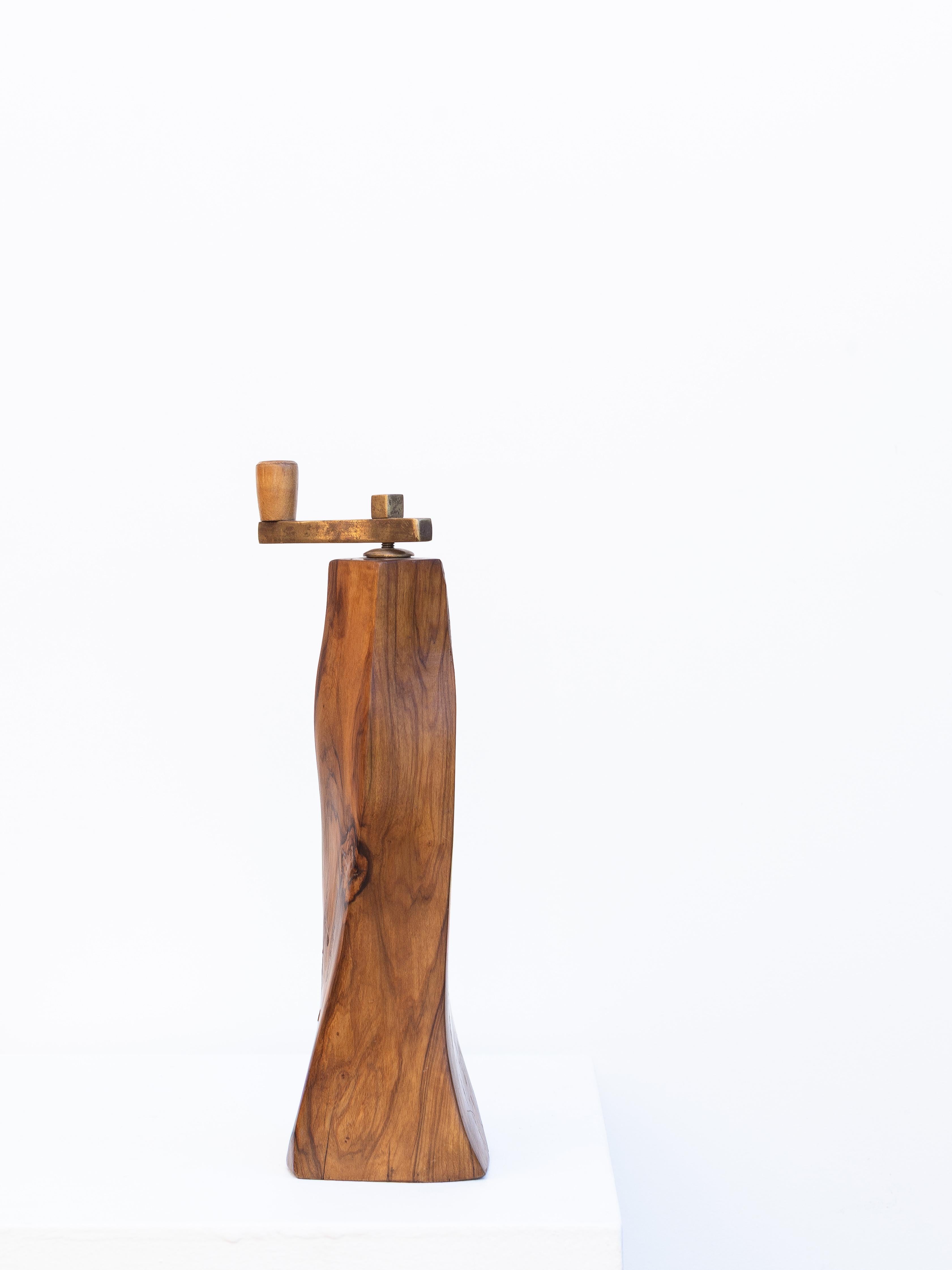 Mid-Century Modern Moulin à poivre brutaliste - Moulin à poivre en bois d'olivier et laiton - France années 1960 en vente