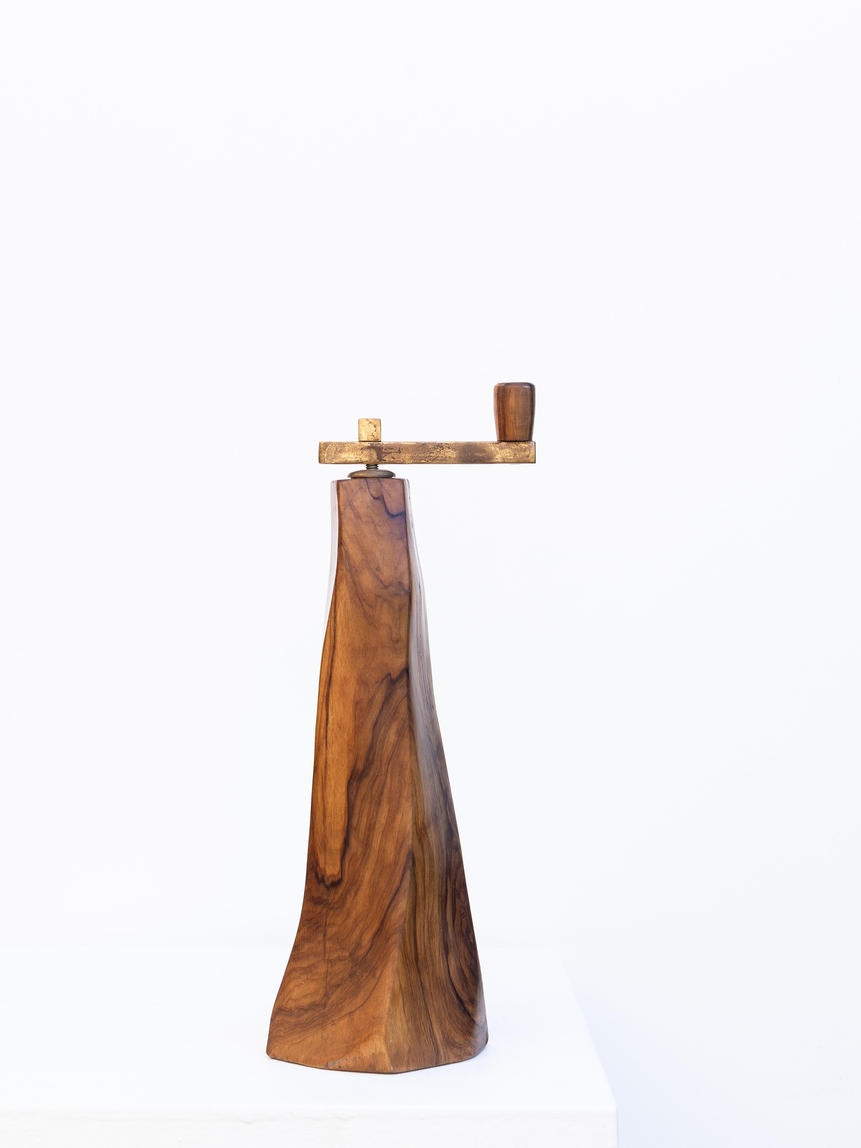 Sculpté Moulin à poivre brutaliste - Moulin à poivre en bois d'olivier et laiton - France années 1960 en vente