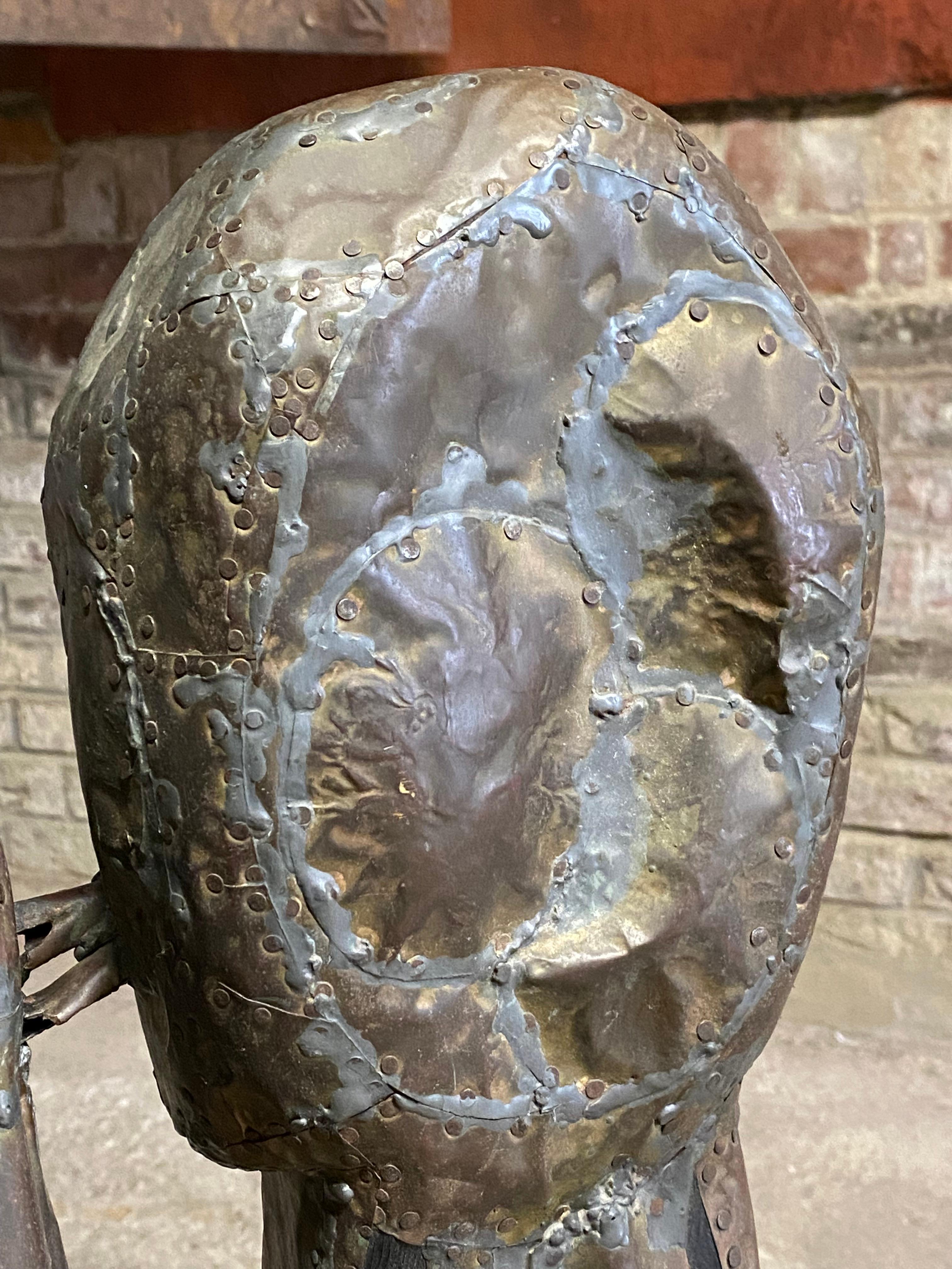 Scultura di coppia in legno e metalli misti del periodo brutalista JN in vendita 6