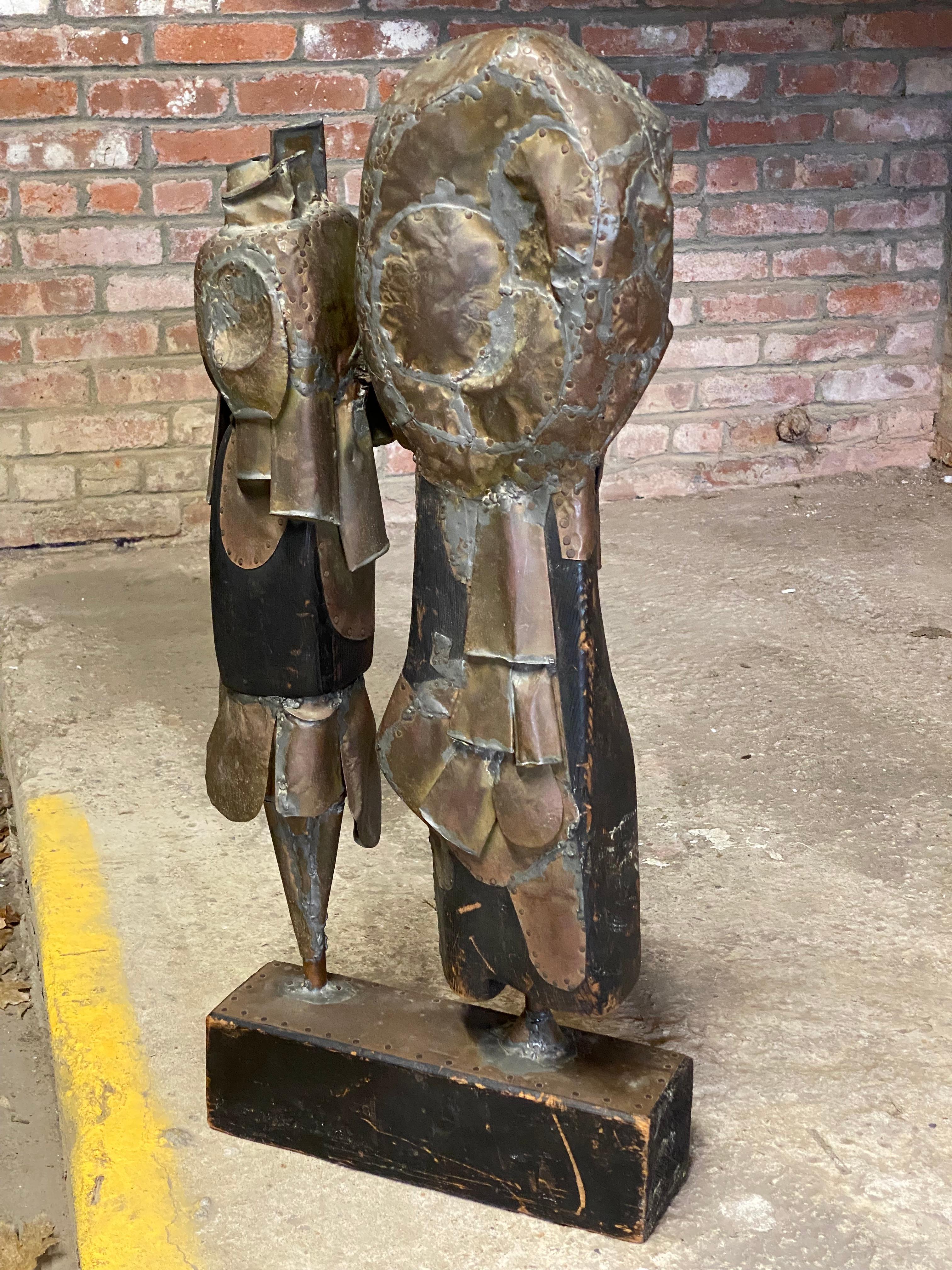 Amazing mixed metals and wood Brutalist Period couple sculpture. Un merveilleux mélange de cuivre, de laiton, de clous et de bois qui ont été manipulés, coupés, sculptés, chauffés, fixés et soudés pour former cette superbe sculpture. Initiales