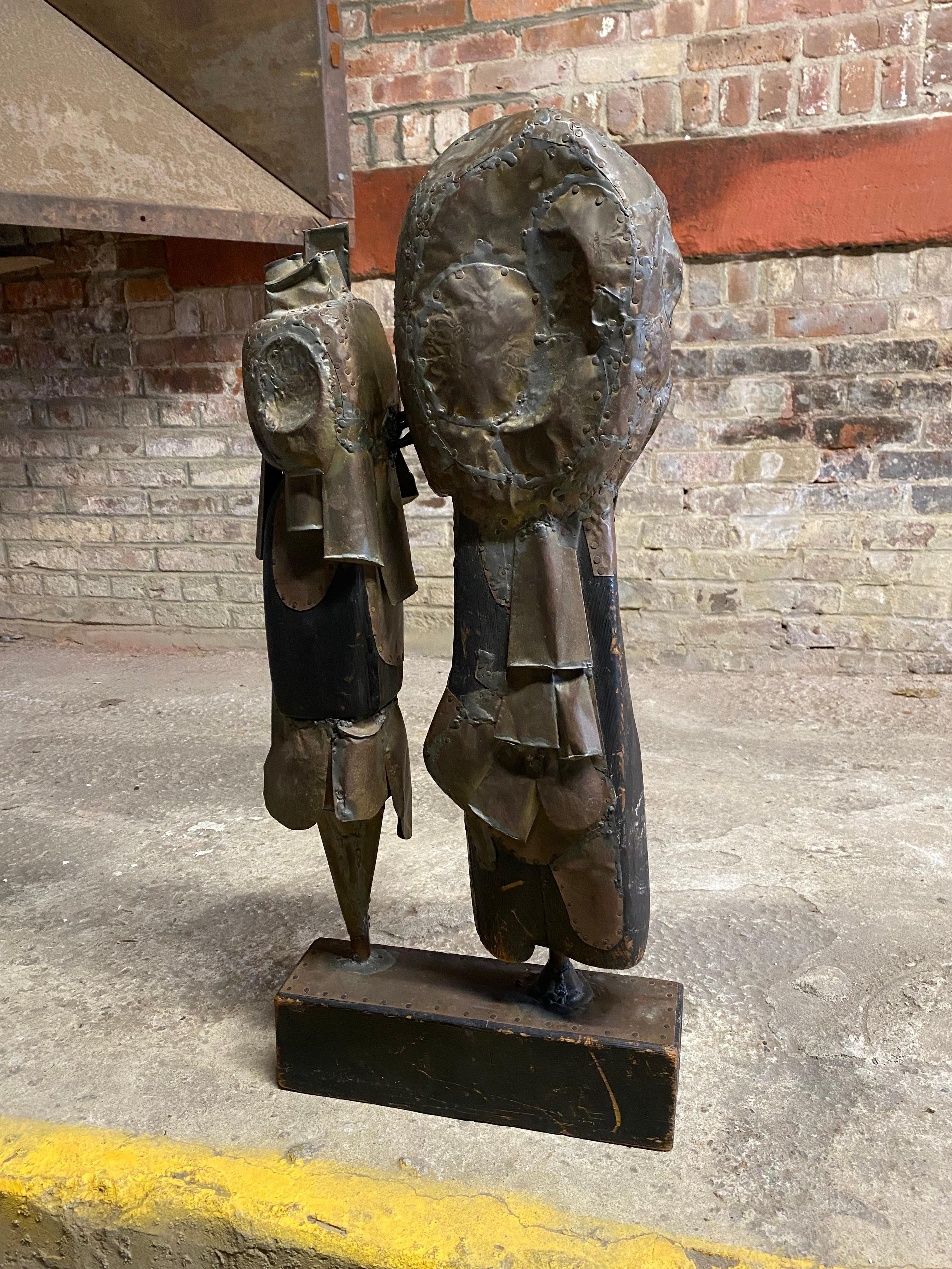 Brutalismo Scultura di coppia in legno e metalli misti del periodo brutalista JN in vendita