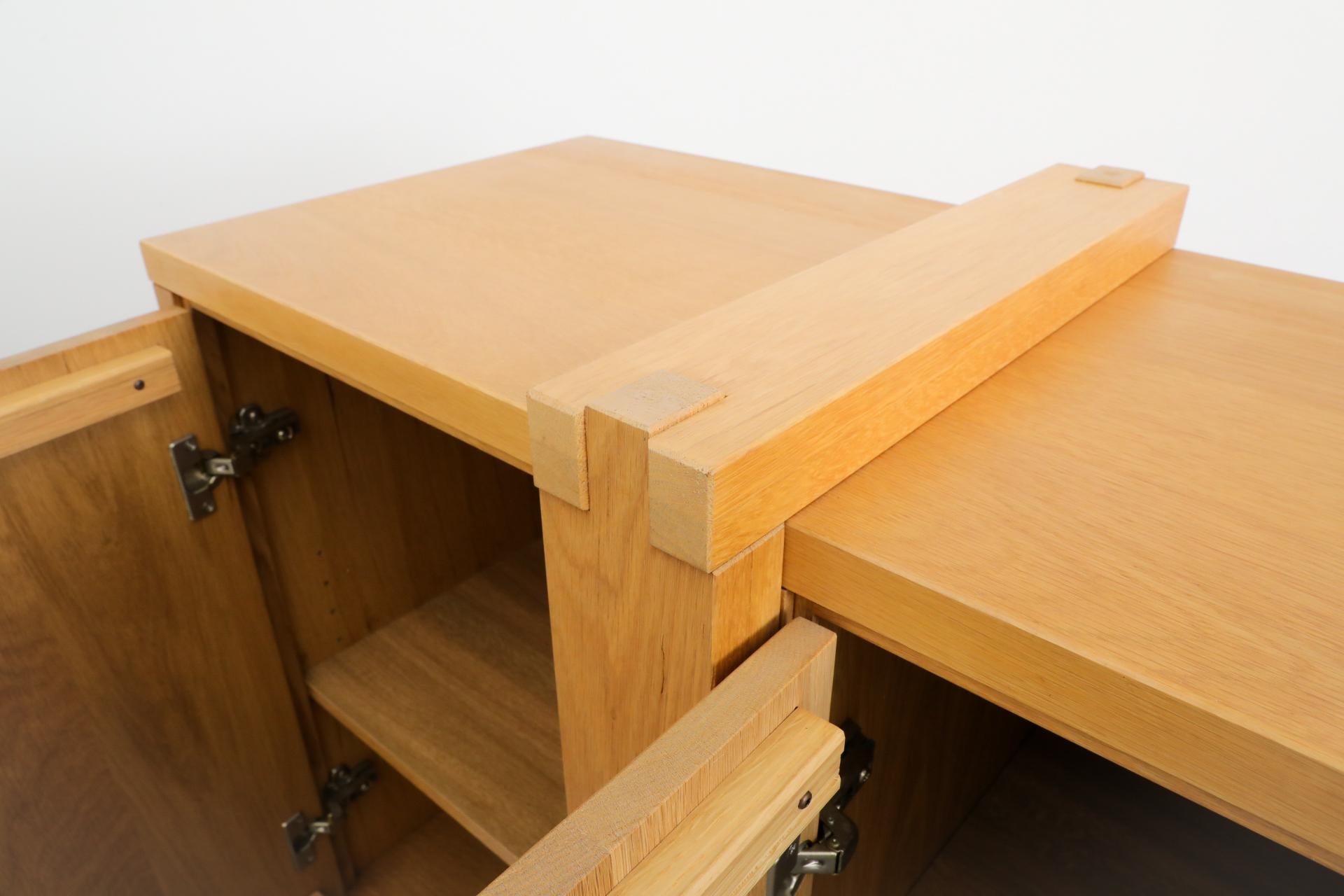 Buffet en chêne d'inspiration brutaliste Pierre Chapo de Mintjens Belgische Meubelmakers en vente 3