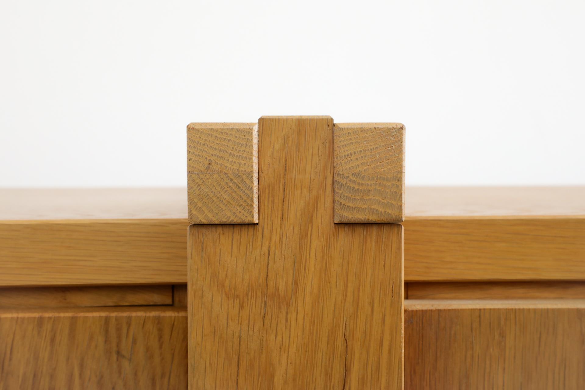 Buffet en chêne d'inspiration brutaliste Pierre Chapo de Mintjens Belgische Meubelmakers en vente 9