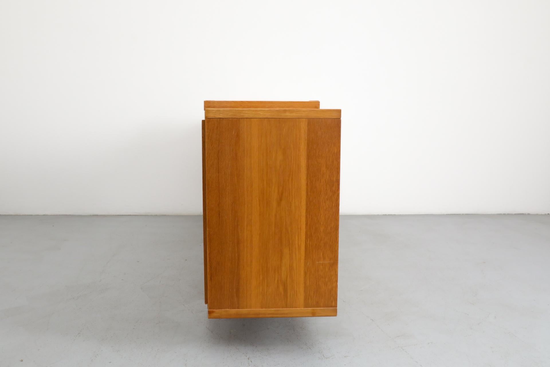 Buffet en chêne d'inspiration brutaliste Pierre Chapo de Mintjens Belgische Meubelmakers Bon état - En vente à Los Angeles, CA