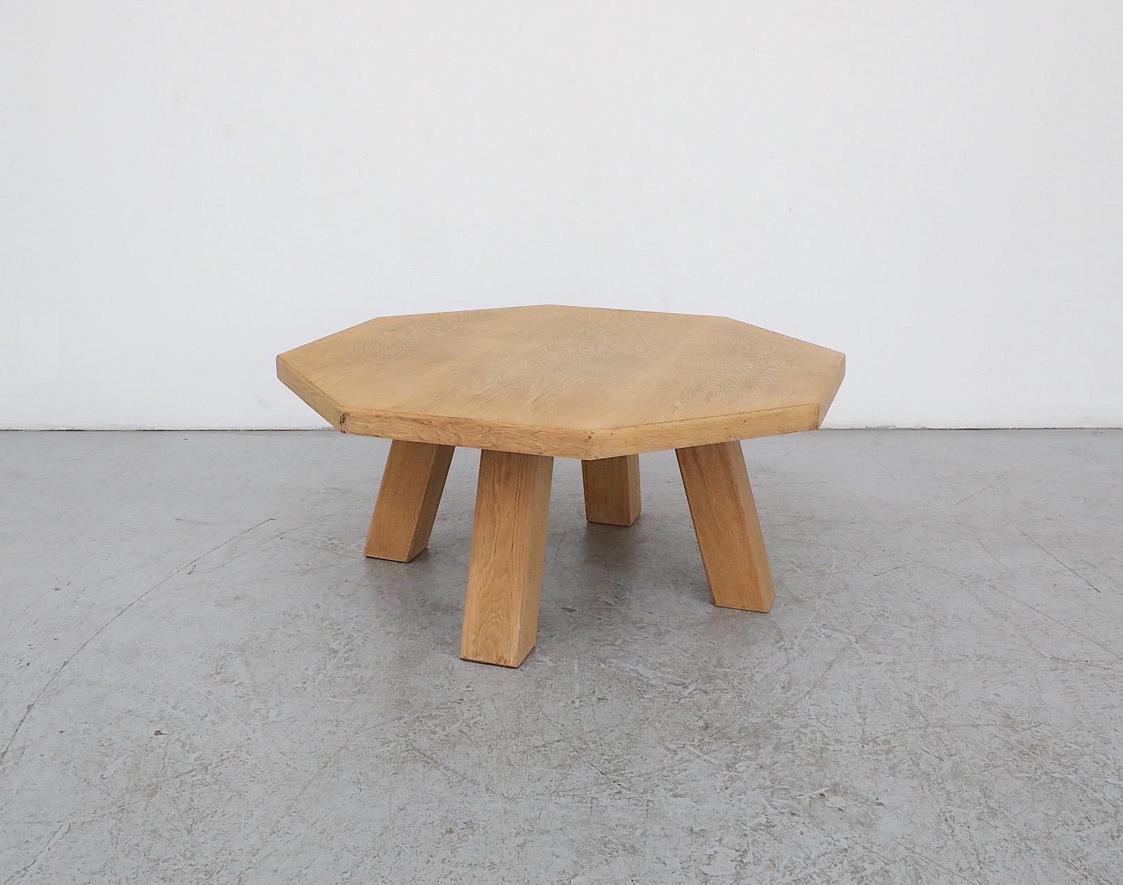 Table basse en chêne octogonale d'inspiration brutaliste Pierre Chapo 1