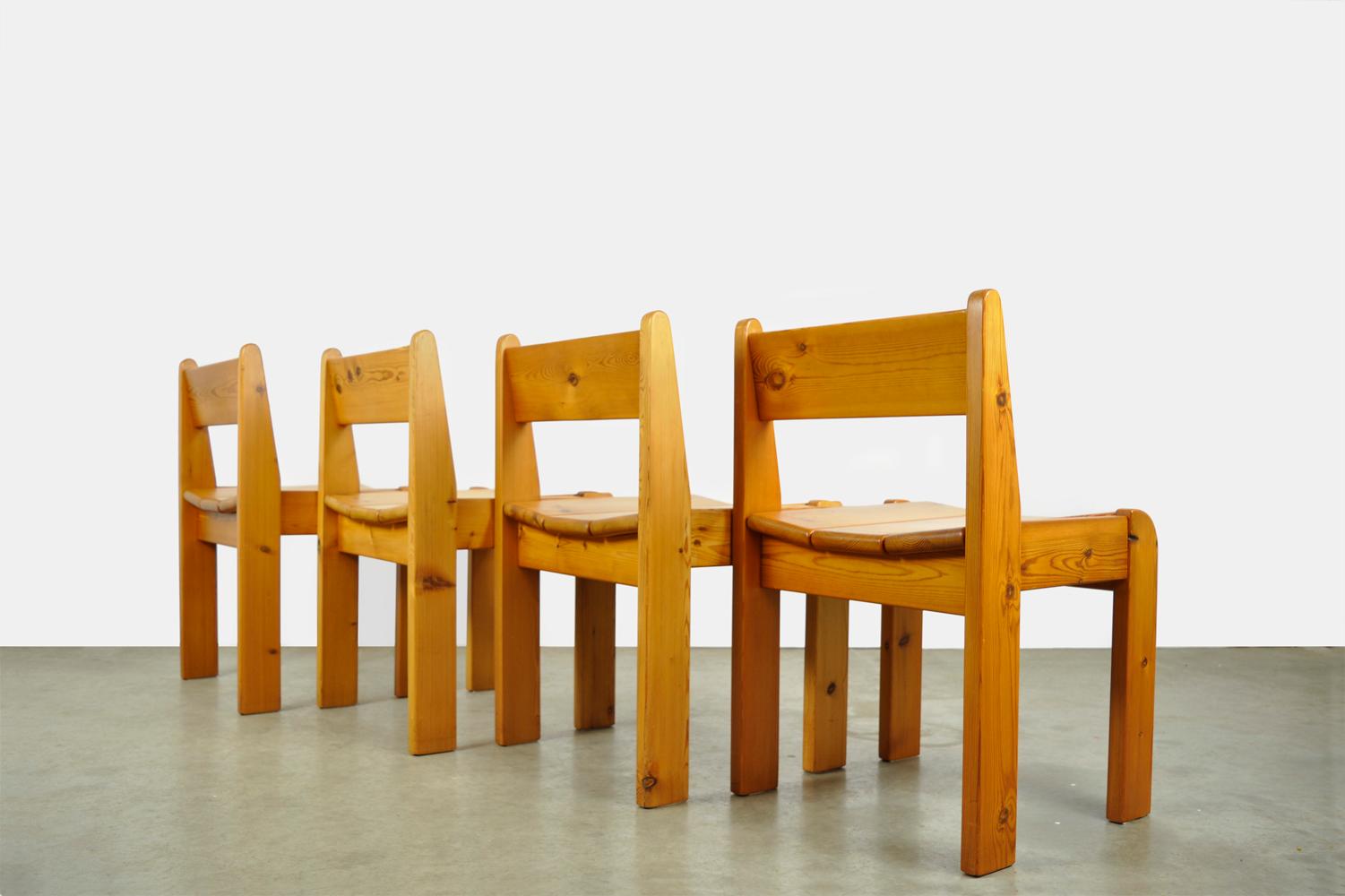 Schöne Details an Rahmen und Sitz.

Brutalistische Esstischstühle aus Holz, entworfen von Ate van Apeldoorn und hergestellt von Houtwerk Hattem, 1970er Jahre. 
Schwere Esstischstühle aus massivem Kiefernholz.