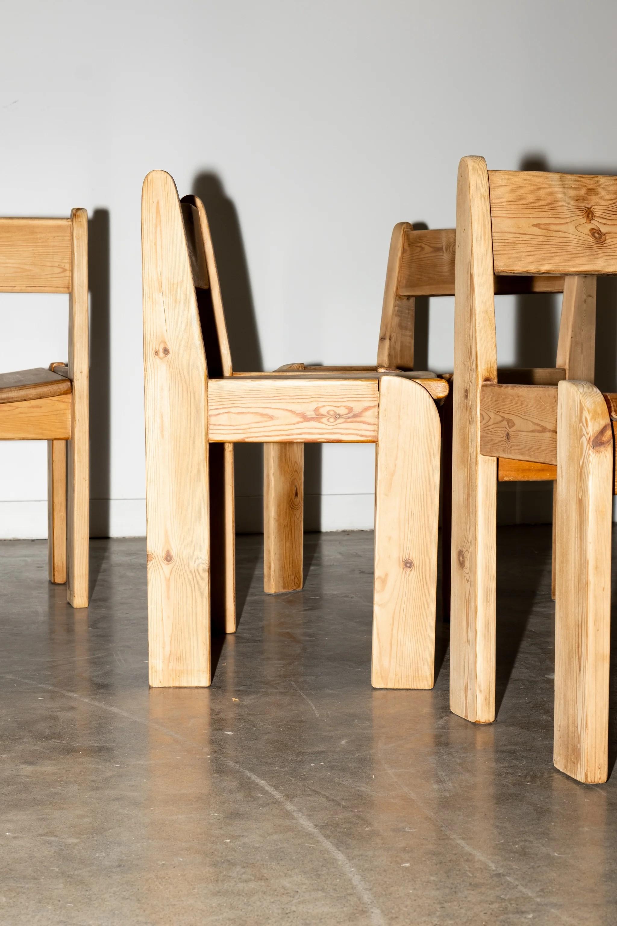 Das 4er-Set Esstischstühle aus Kiefernholz im brutalistischen Stil der Designerin Ate Van Apledoorn bietet eine klare Linie und einen stabilen Sitz. Die Oberfläche aus rohem Kiefernholz macht das Aussehen weicher, so dass sie perfekt neutral und für