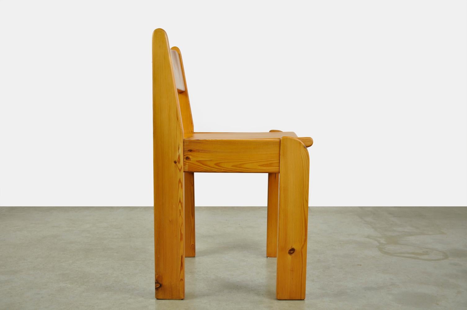 Brutalist Pine Dining Chairs by Ate Van Apeldoorn for Houtwerk Hattem, 1970s In Good Condition For Sale In Denventer, NL