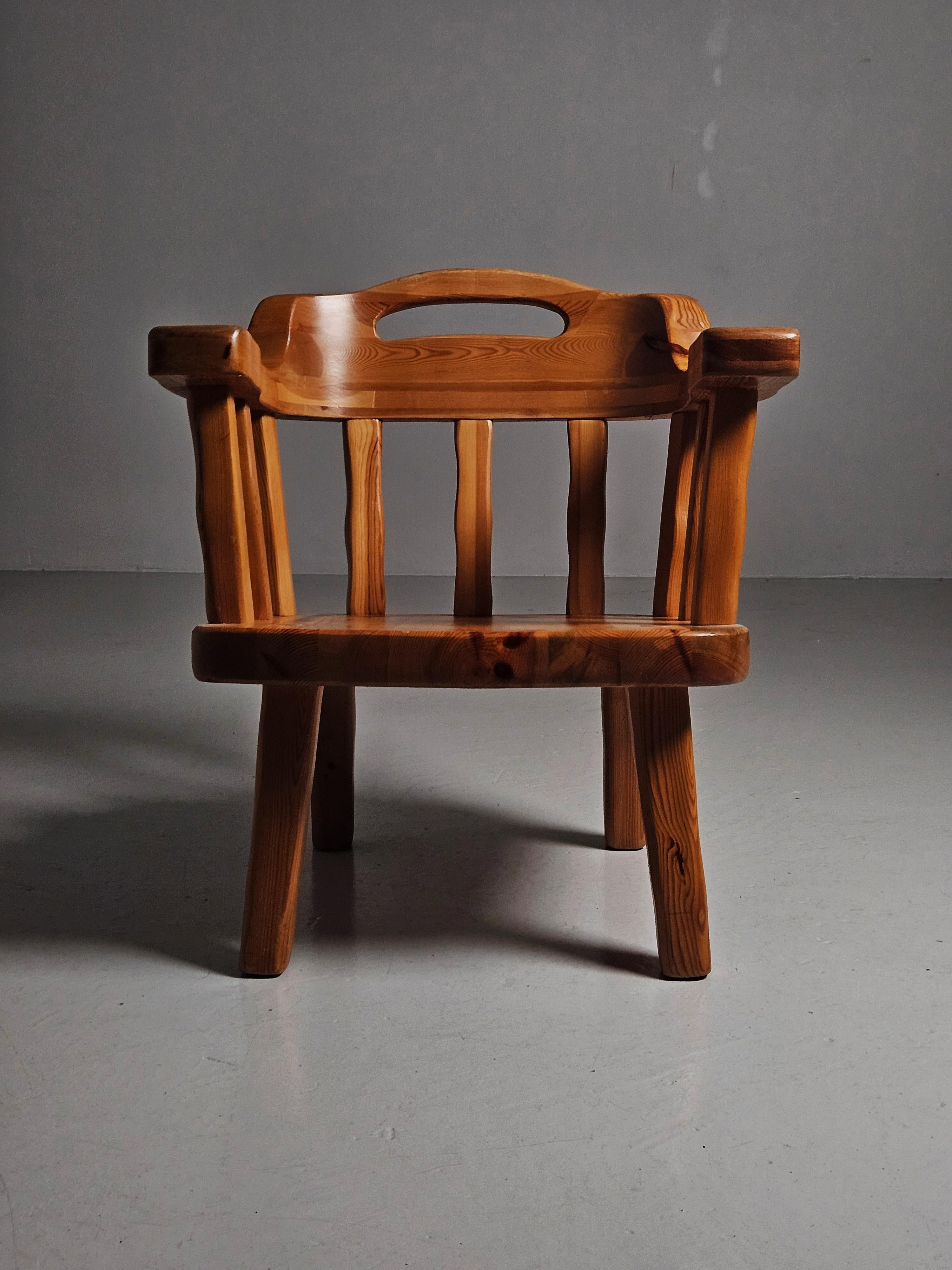 Paire de chaises longues brutales conçues par Stig Sandkvist en Suède dans les années 1950. 

Modèle massif en pin suédois. Peau de mouton incluse.