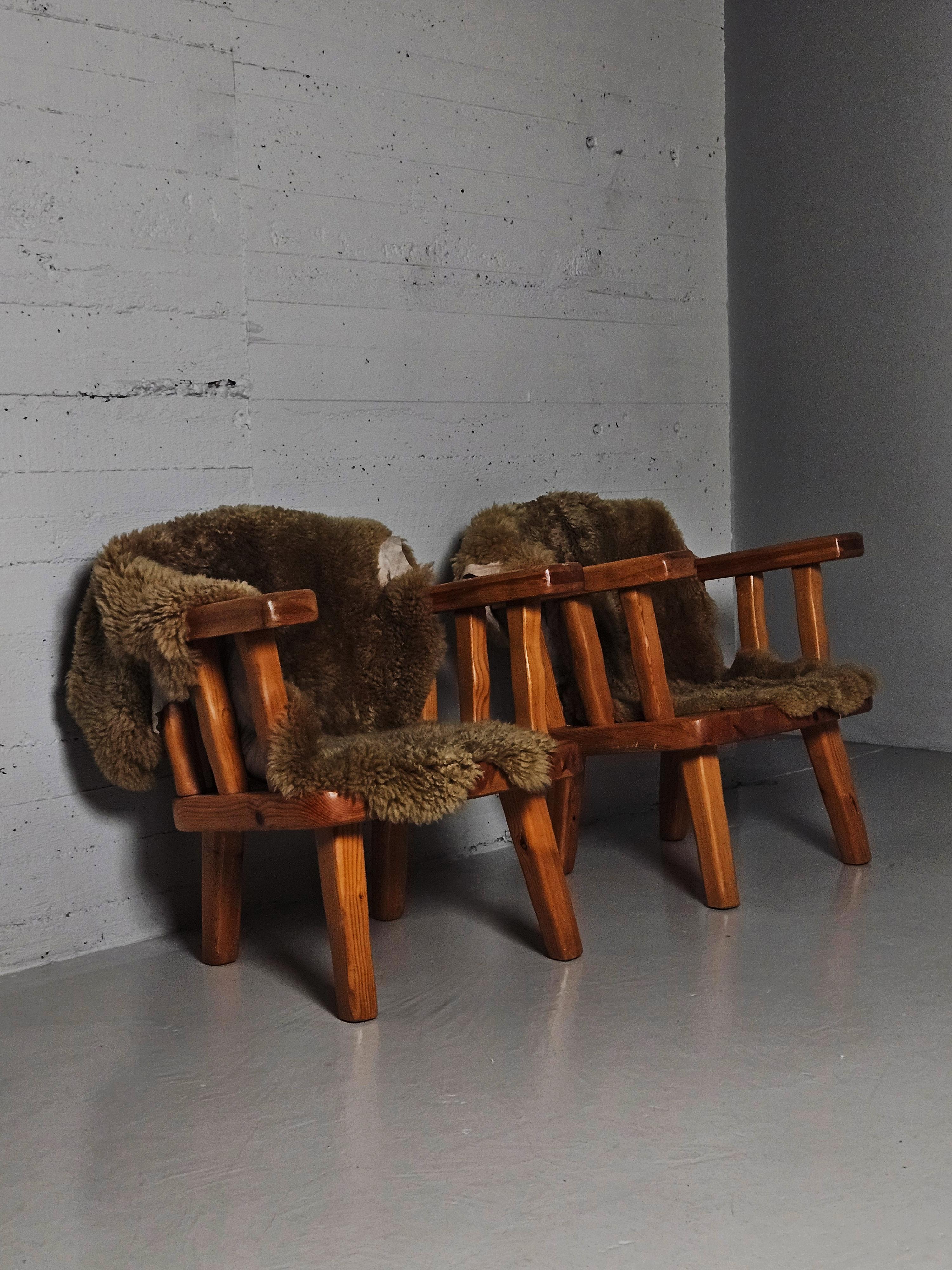 Cuir de mouton Chaises longues en pin brutalistes de Stig Sandkvist, Suède, années 1950 en vente